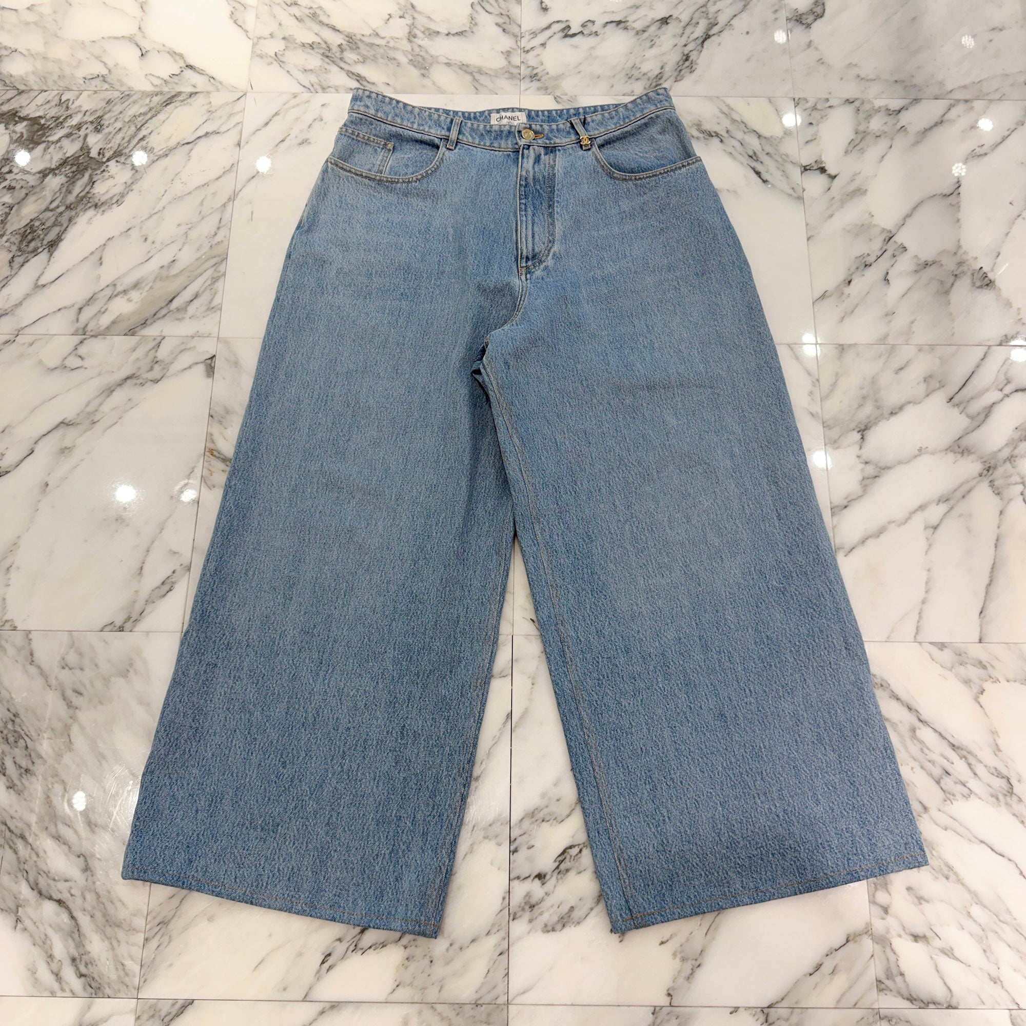 CHANEL 2026AW Métiers d'Art Back Pocket Coco Mark Buggy Denim Pants P82823V74598 Size 44 シャネル 2026年 メティエダール コレクション バックポケット ココマーク バギーデニムパンツ サイズ44