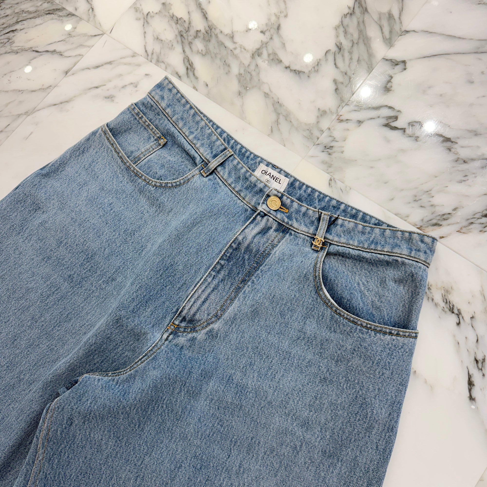 CHANEL 2026AW Métiers d'Art Back Pocket Coco Mark Buggy Denim Pants P82823V74598 Size 44 シャネル 2026年 メティエダール コレクション バックポケット ココマーク バギーデニムパンツ サイズ44