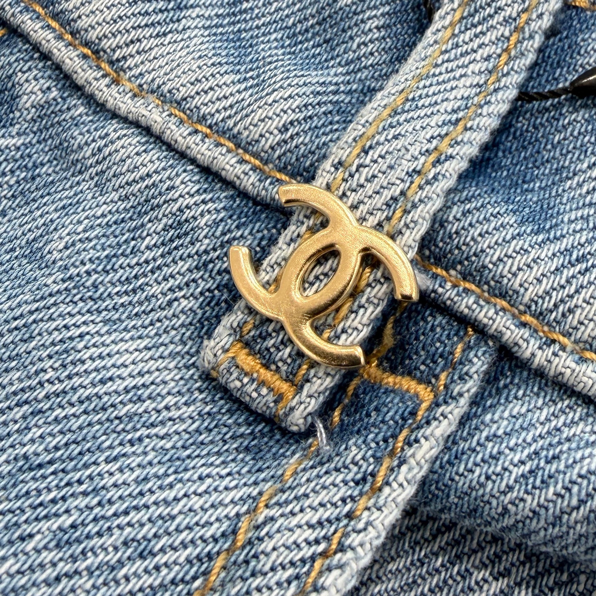 CHANEL 2026AW Métiers d'Art Back Pocket Coco Mark Buggy Denim Pants P82823V74598 Size 44 シャネル 2026年 メティエダール コレクション バックポケット ココマーク バギーデニムパンツ サイズ44