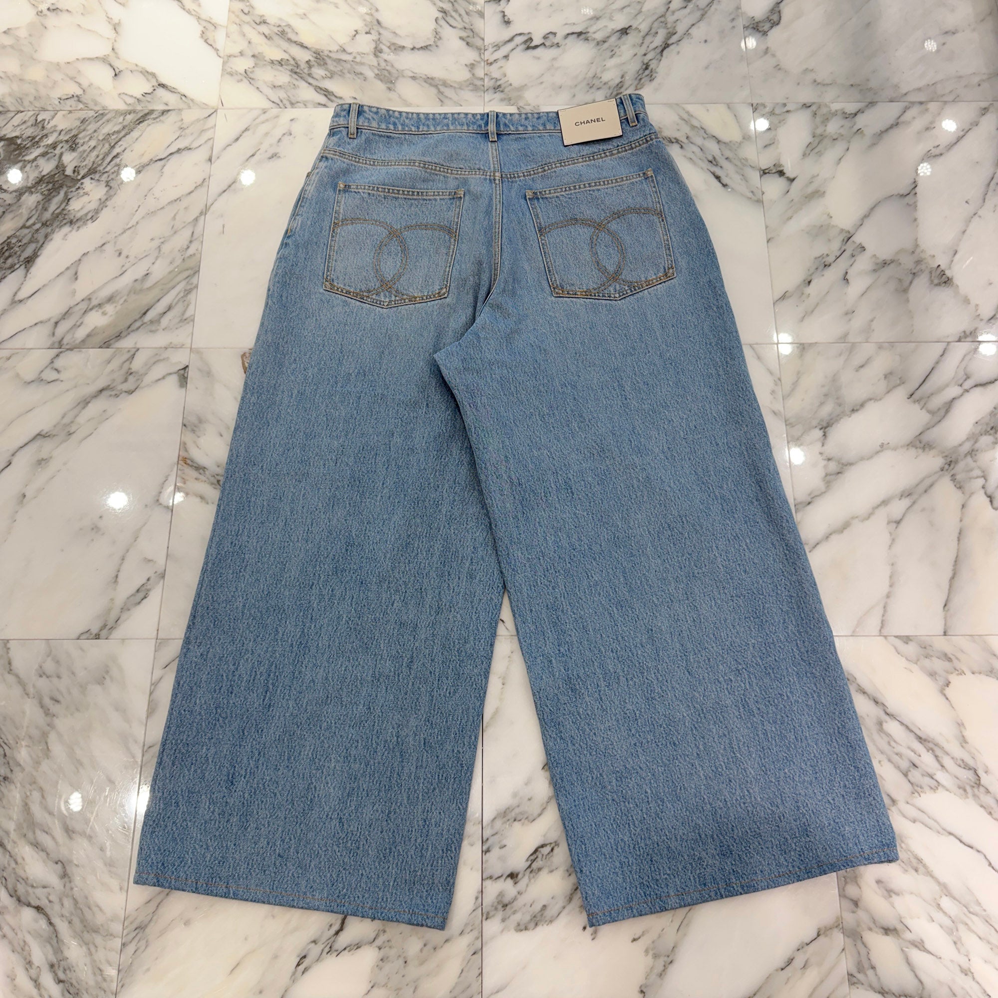 CHANEL 2026AW Métiers d'Art Back Pocket Coco Mark Buggy Denim Pants P82823V74598 Size 44 シャネル 2026年 メティエダール コレクション バックポケット ココマーク バギーデニムパンツ サイズ44