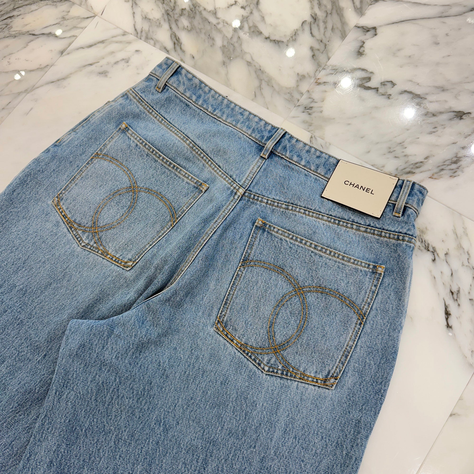 CHANEL 2026AW Métiers d'Art Back Pocket Coco Mark Buggy Denim Pants P82823V74598 Size 44 シャネル 2026年 メティエダール コレクション バックポケット ココマーク バギーデニムパンツ サイズ44
