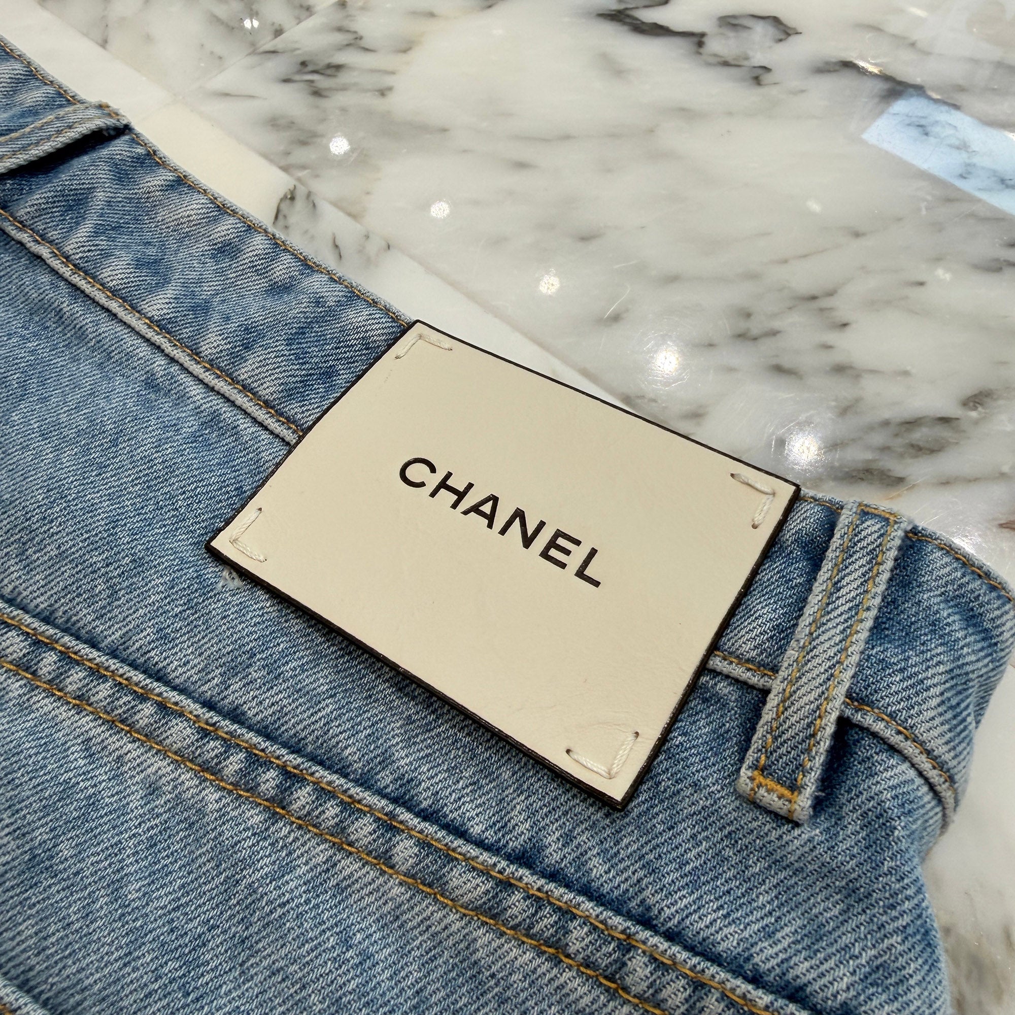 CHANEL 2026AW Métiers d'Art Back Pocket Coco Mark Buggy Denim Pants P82823V74598 Size 44 シャネル 2026年 メティエダール コレクション バックポケット ココマーク バギーデニムパンツ サイズ44