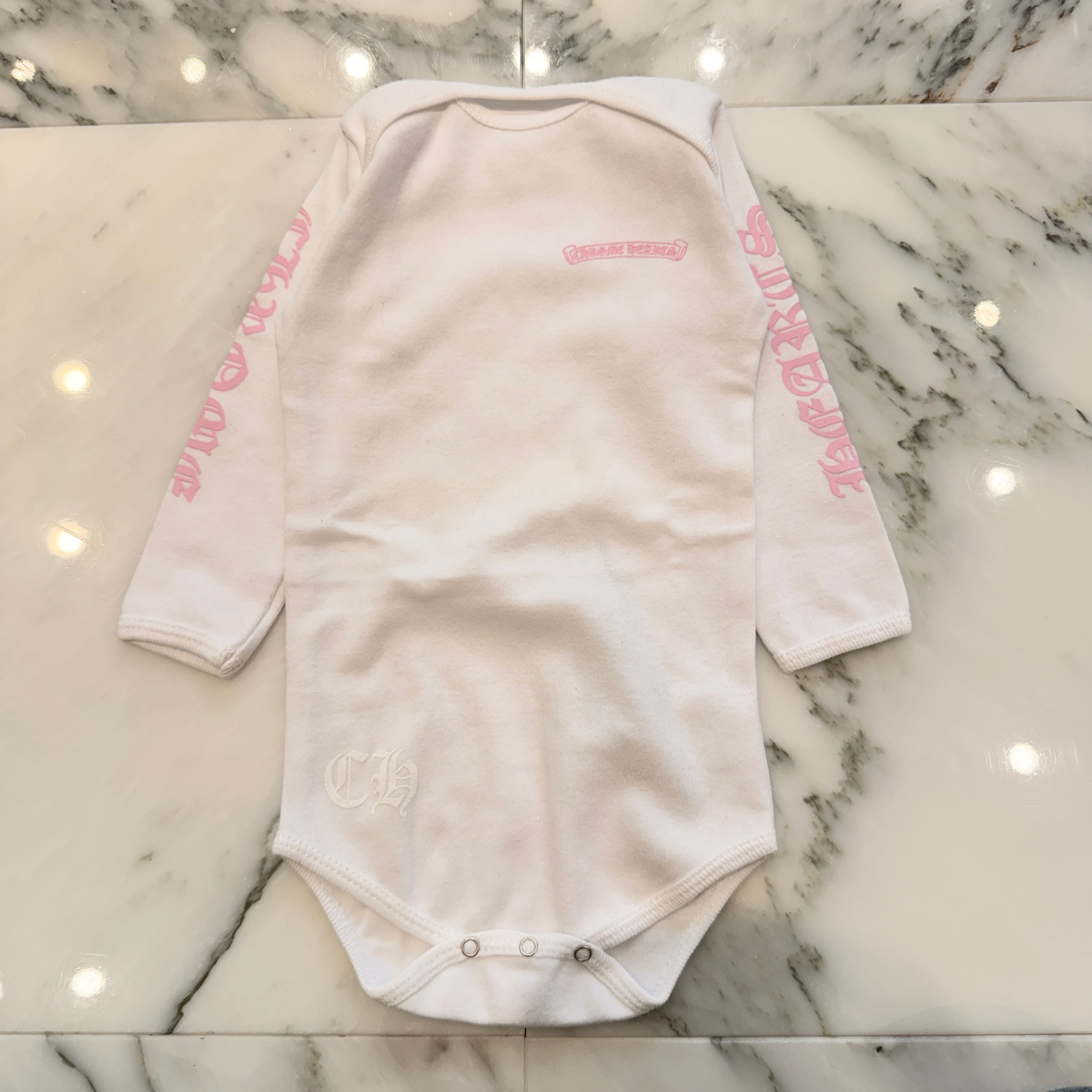 CHROME HEARTS Pink Back Scroll Label Logo Long Sleeve Size 12months クロムハーツ ピンクバックスクロールラベルロゴ 長袖ロンパース サイズ12months