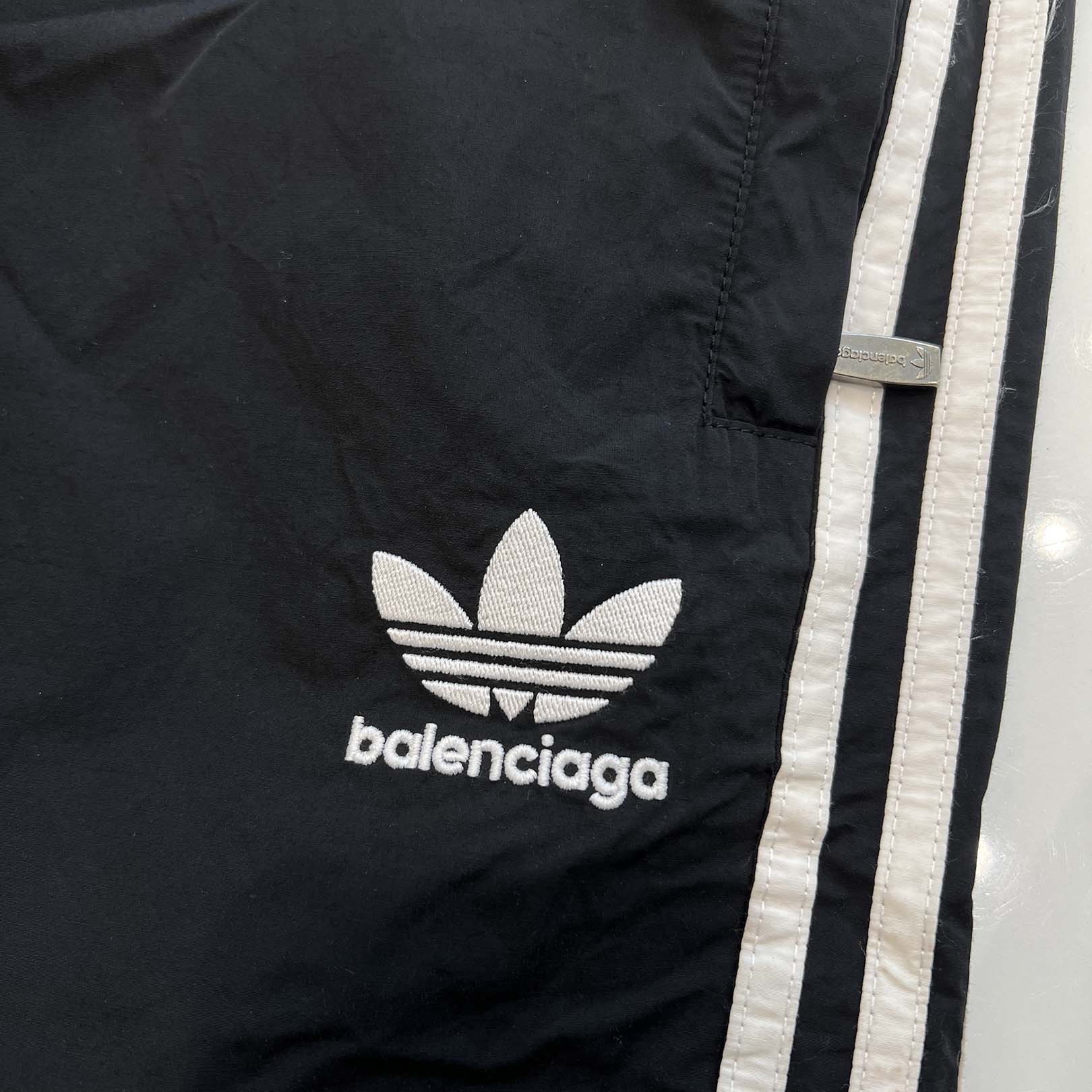 BALENCIAGA × adidas 2023SS Trefoil Logo Embroidery 3 Stripe Track Pants 725597 TNQ25 Size 44 バレンシアガ×アディダス トレフォイルロゴ刺繡 3ストライプ トラックパンツ サイズ44