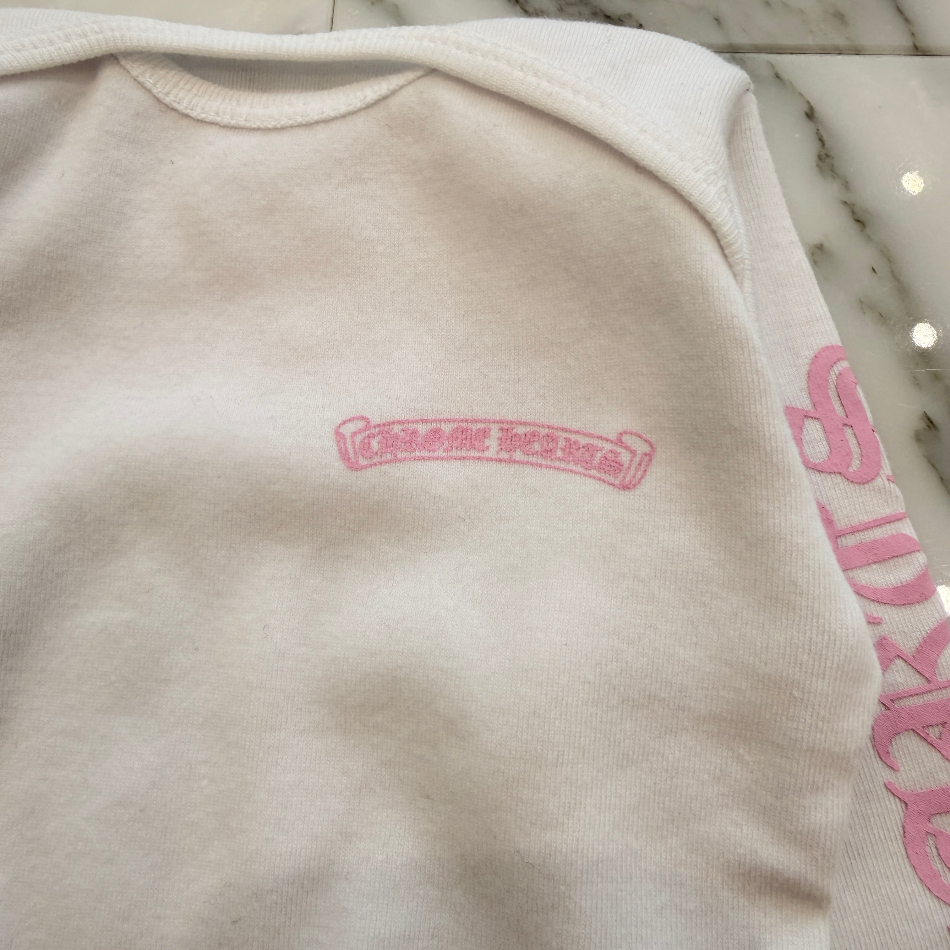 CHROME HEARTS Pink Back Scroll Label Logo Long Sleeve Size 12months クロムハーツ ピンクバックスクロールラベルロゴ 長袖ロンパース サイズ12months
