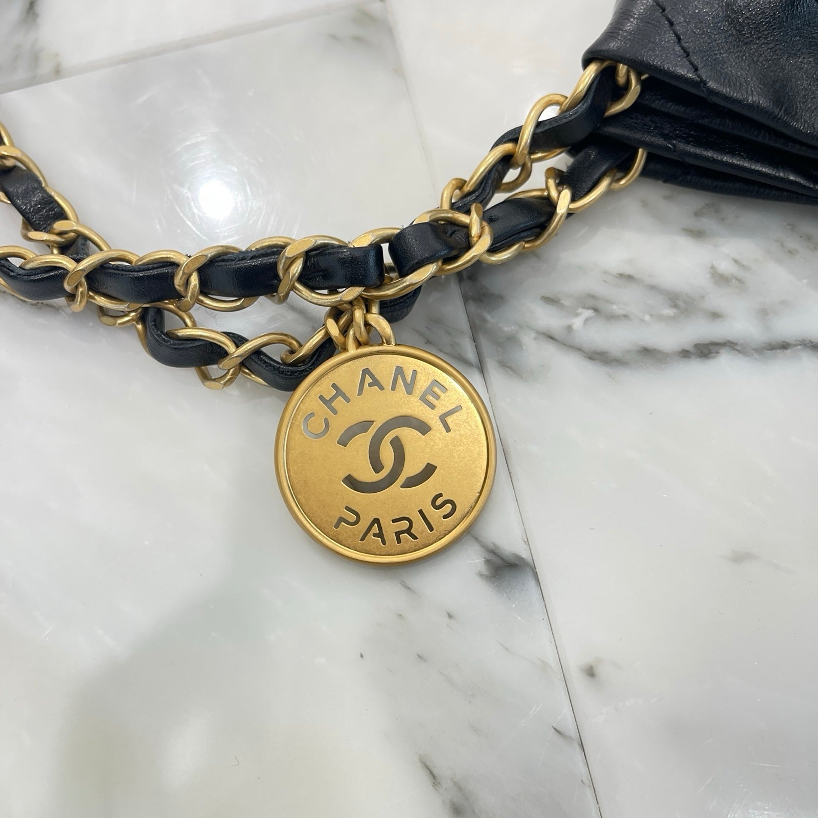 CHANEL 22 Caviar Skin Chain Shoulder Bag シャネル 22 キャビア