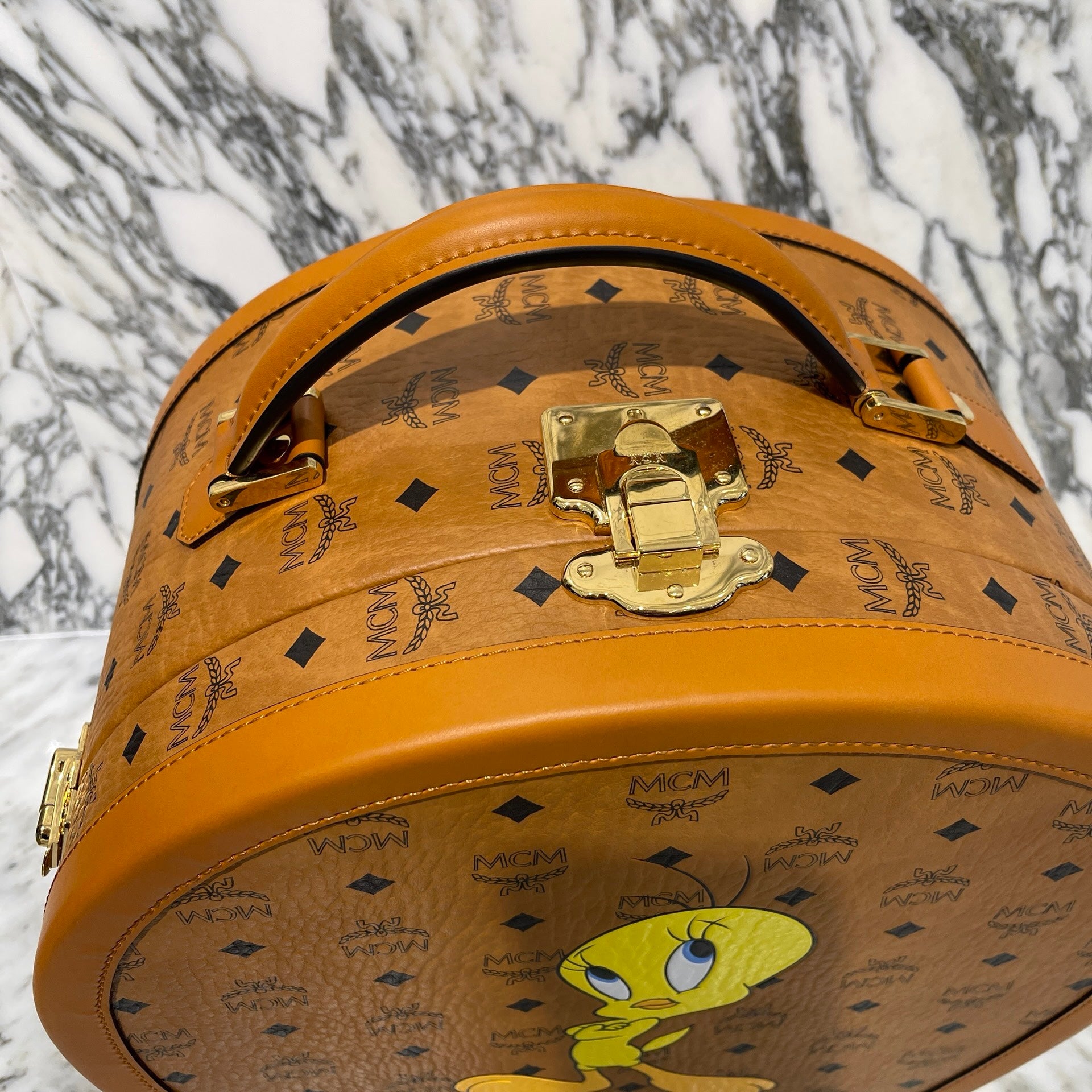 MCM × Looney Tunes 2022AW Hatbox - Visetos TRUNK エムシーエム × ルーニー・テューンズ トゥイーティー ハットボックス ヴィセトス柄 トランクケース