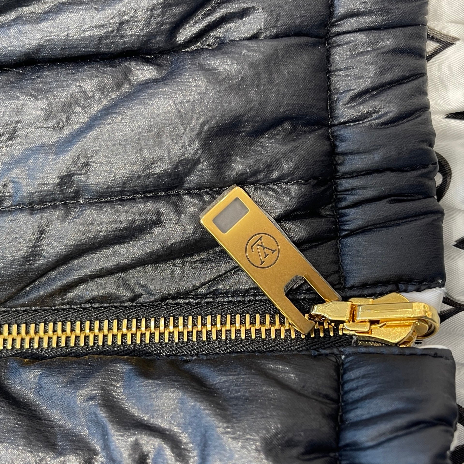 LOUIS VUITTON Reversible Pinstripe Nylon Hooded Jacket 1ABR98 Size 40 ルイヴィトン リバーシブル ピンストライプ ナイロンフードジャケット サイズ40