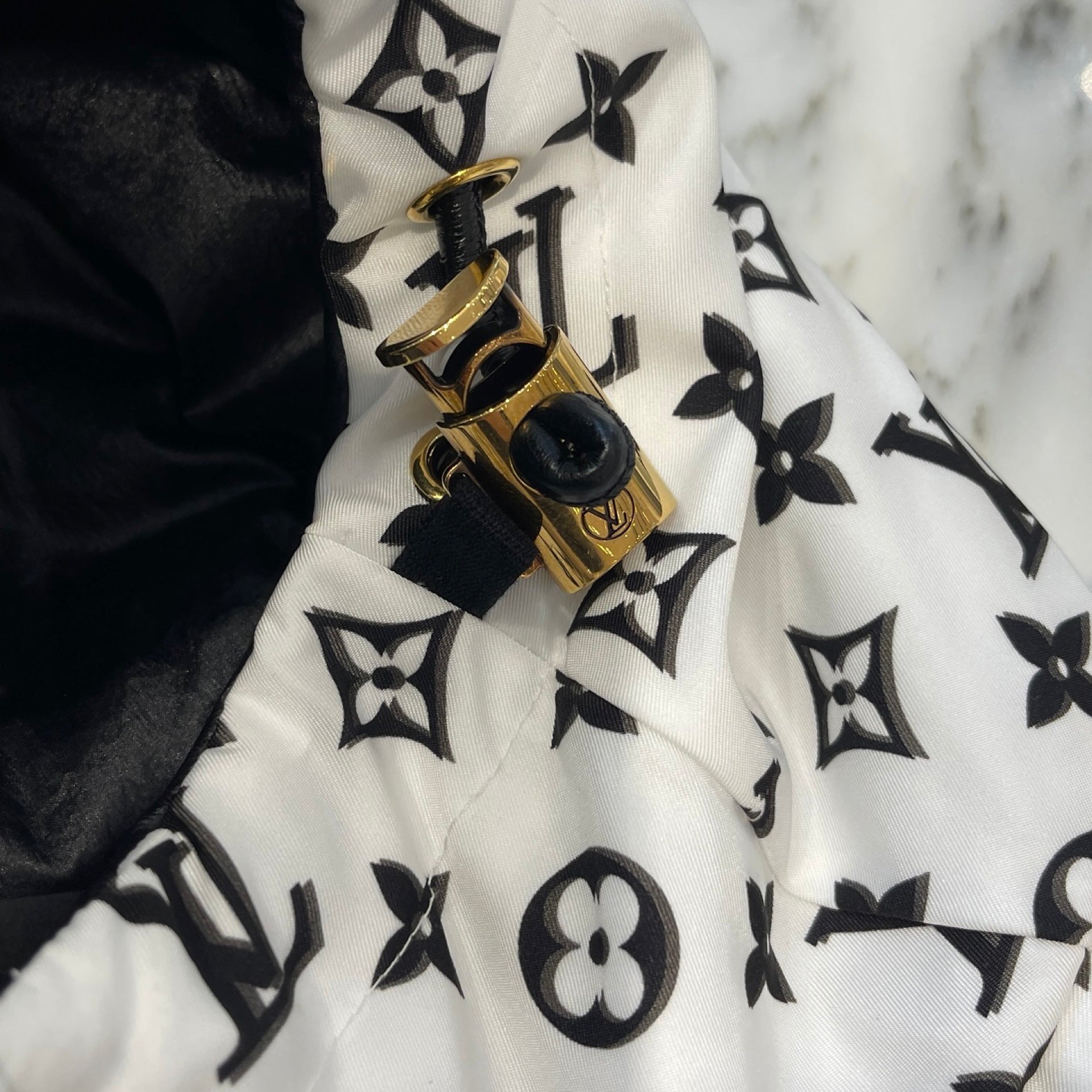 LOUIS VUITTON Reversible Pinstripe Nylon Hooded Jacket 1ABR98 Size 40 ルイヴィトン リバーシブル ピンストライプ ナイロンフードジャケット サイズ40