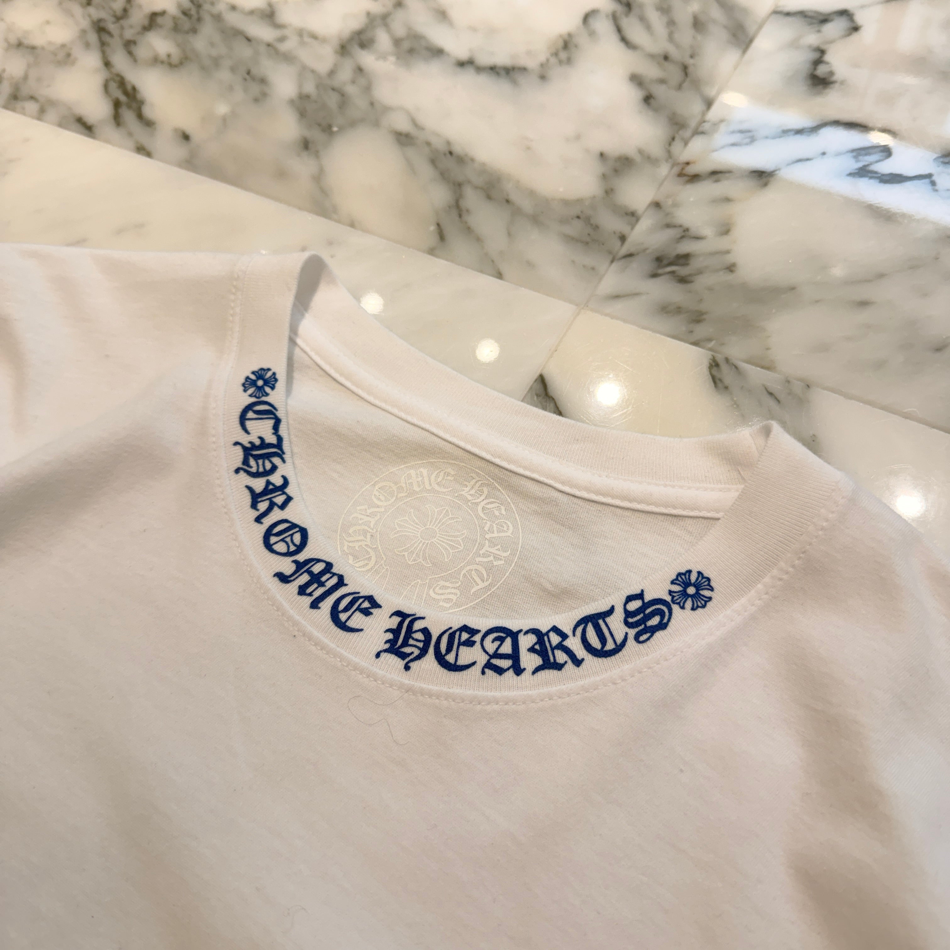 CHROME HEARTS 2025SS Old English Neck Logo Neon Blue Tee Size L クロムハーツ オールドイングリッシュ ネックロゴ ネオンブルー Tシャツ サイズL
