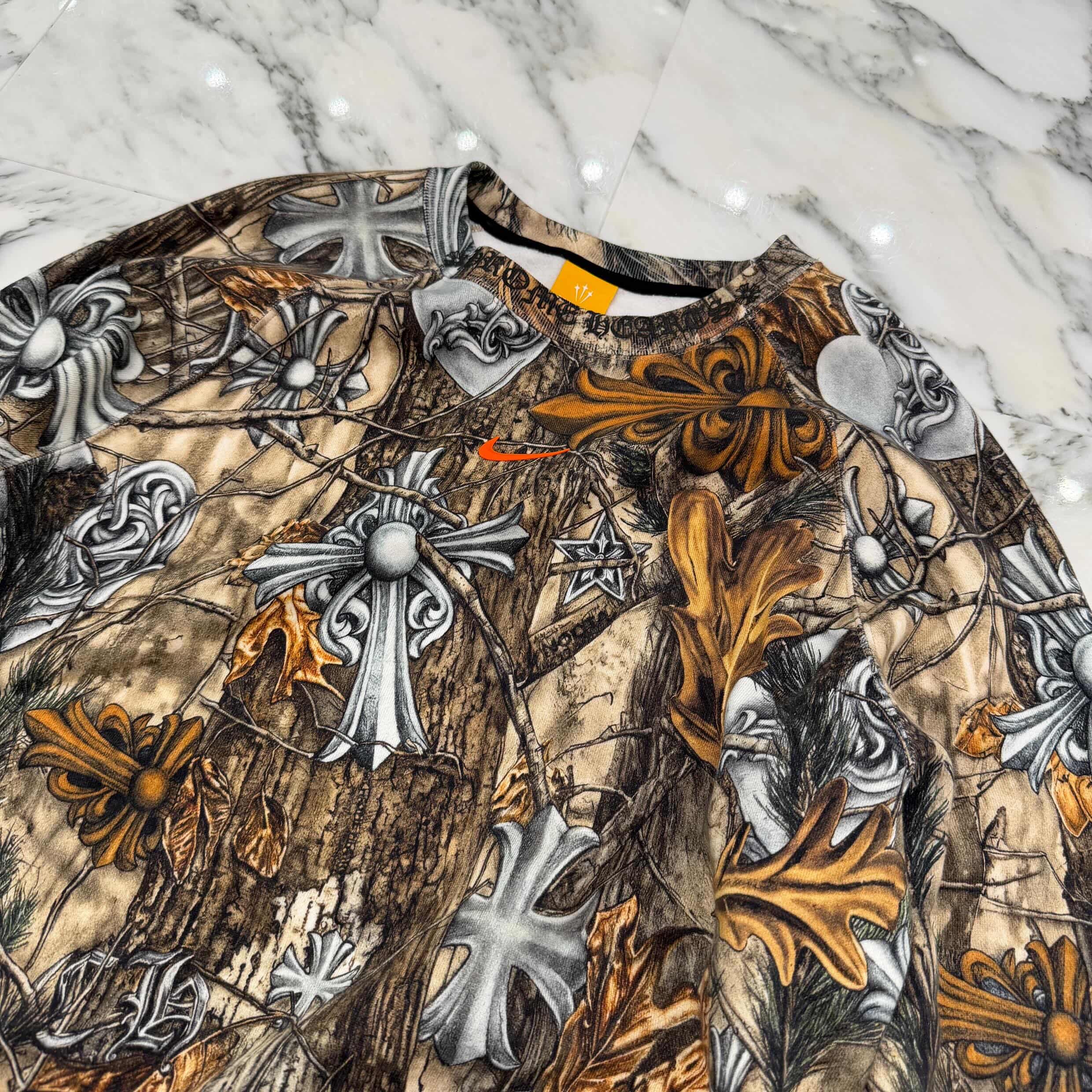 CHROME HEARTS × NIKE × Drake NOCTA 2026SS Camo Neck Logo Crewneck Sweatshirt Size L クロムハーツ×ナイキ×ドレイク ノクタ カモネックロゴクルーネックスウェットシャツ サイズL