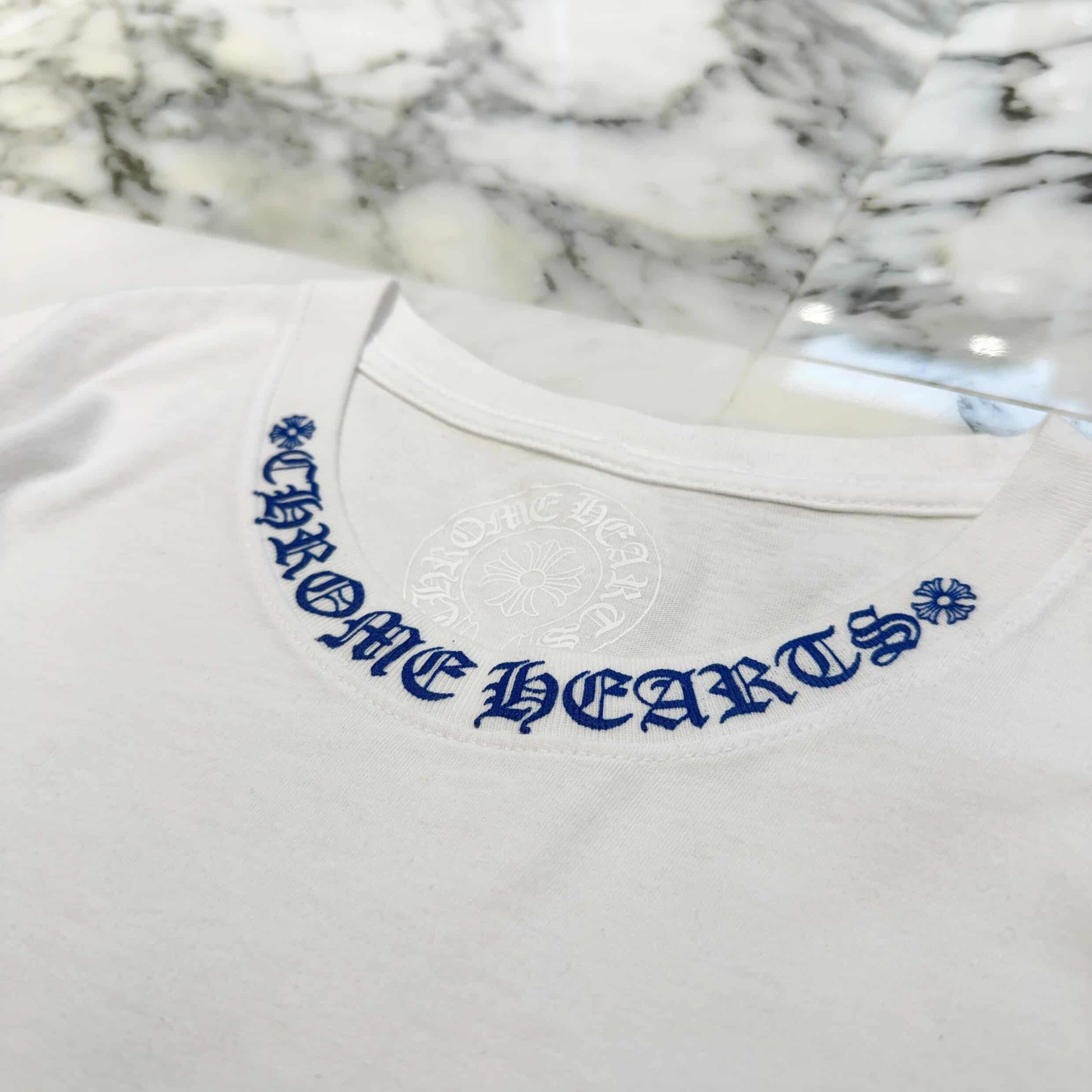 CHROME HEARTS Old English Neck Logo Long Sleeve Tee Size M クロムハーツ オールドイングリッシュ ネックロゴ ネオンブルー ロングスリーブ Tシャツ 長袖カットソー ロンT 胸ポケット 袖ロゴ ホワイト×ブルー サイズM