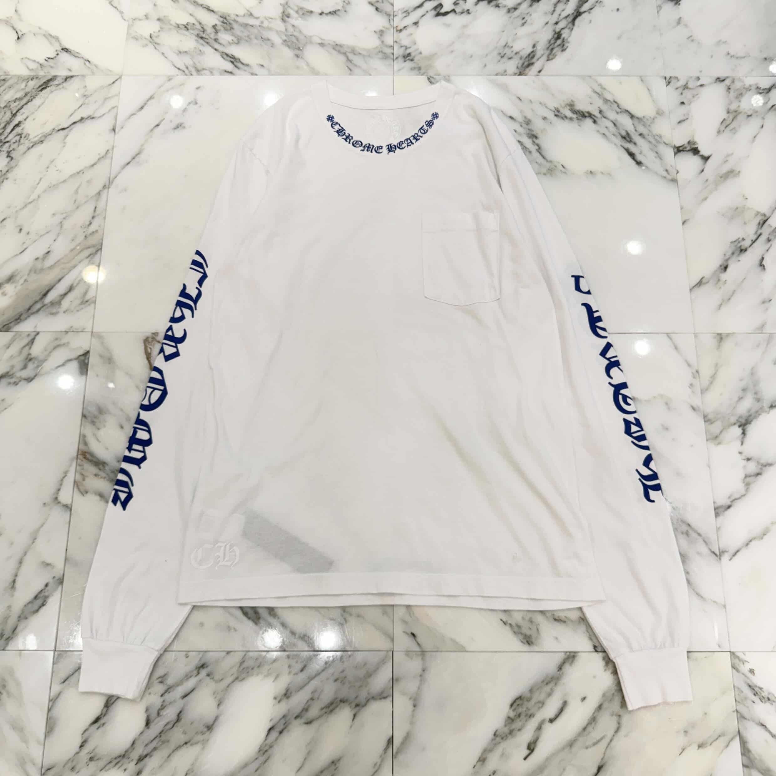 CHROME HEARTS Old English Neck Logo Long Sleeve Tee Size M クロムハーツ オールドイングリッシュ ネックロゴ ネオンブルー ロングスリーブ Tシャツ 長袖カットソー ロンT 胸ポケット 袖ロゴ ホワイト×ブルー サイズM