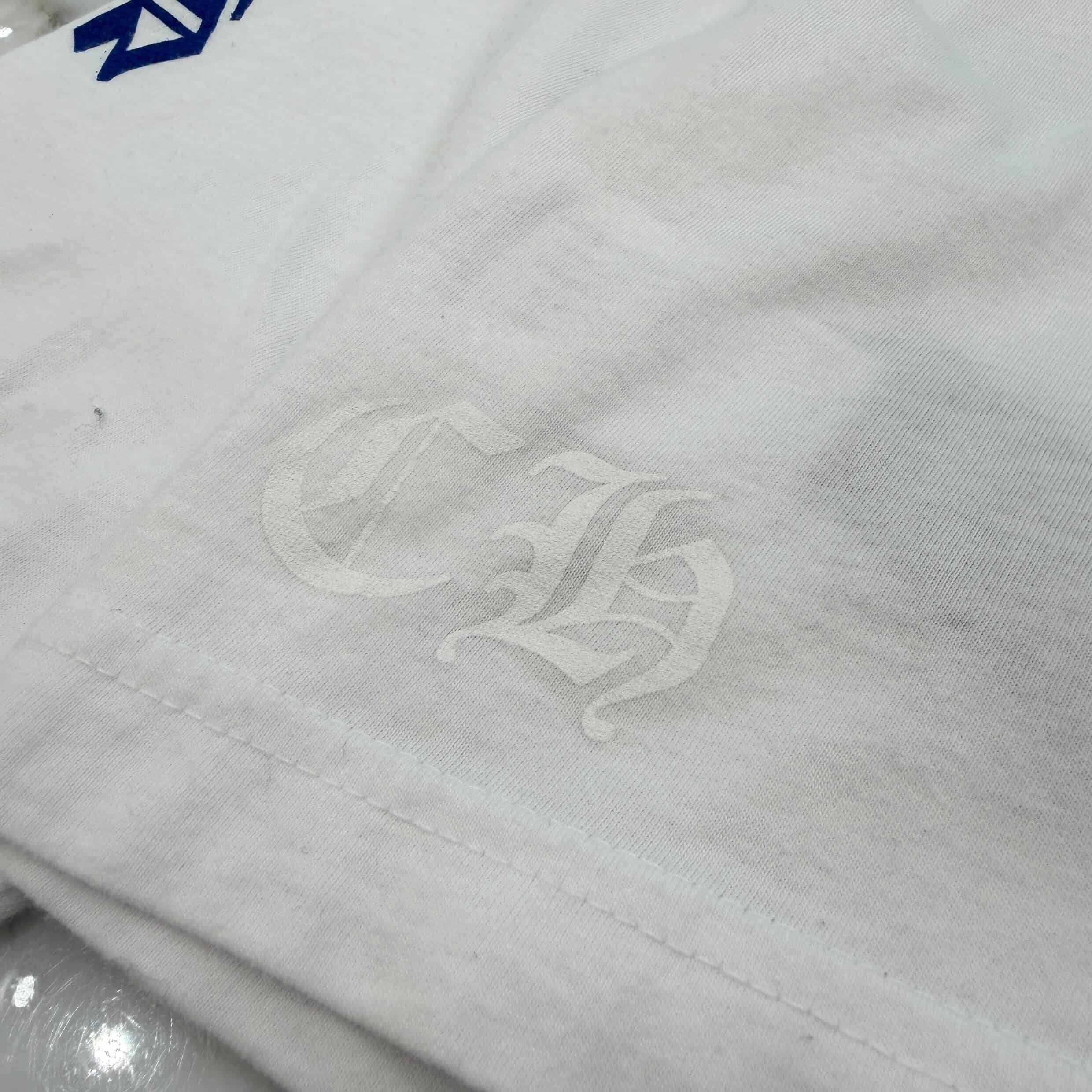 CHROME HEARTS Old English Neck Logo Long Sleeve Tee Size M クロムハーツ オールドイングリッシュ ネックロゴ ネオンブルー ロングスリーブ Tシャツ 長袖カットソー ロンT 胸ポケット 袖ロゴ ホワイト×ブルー サイズM