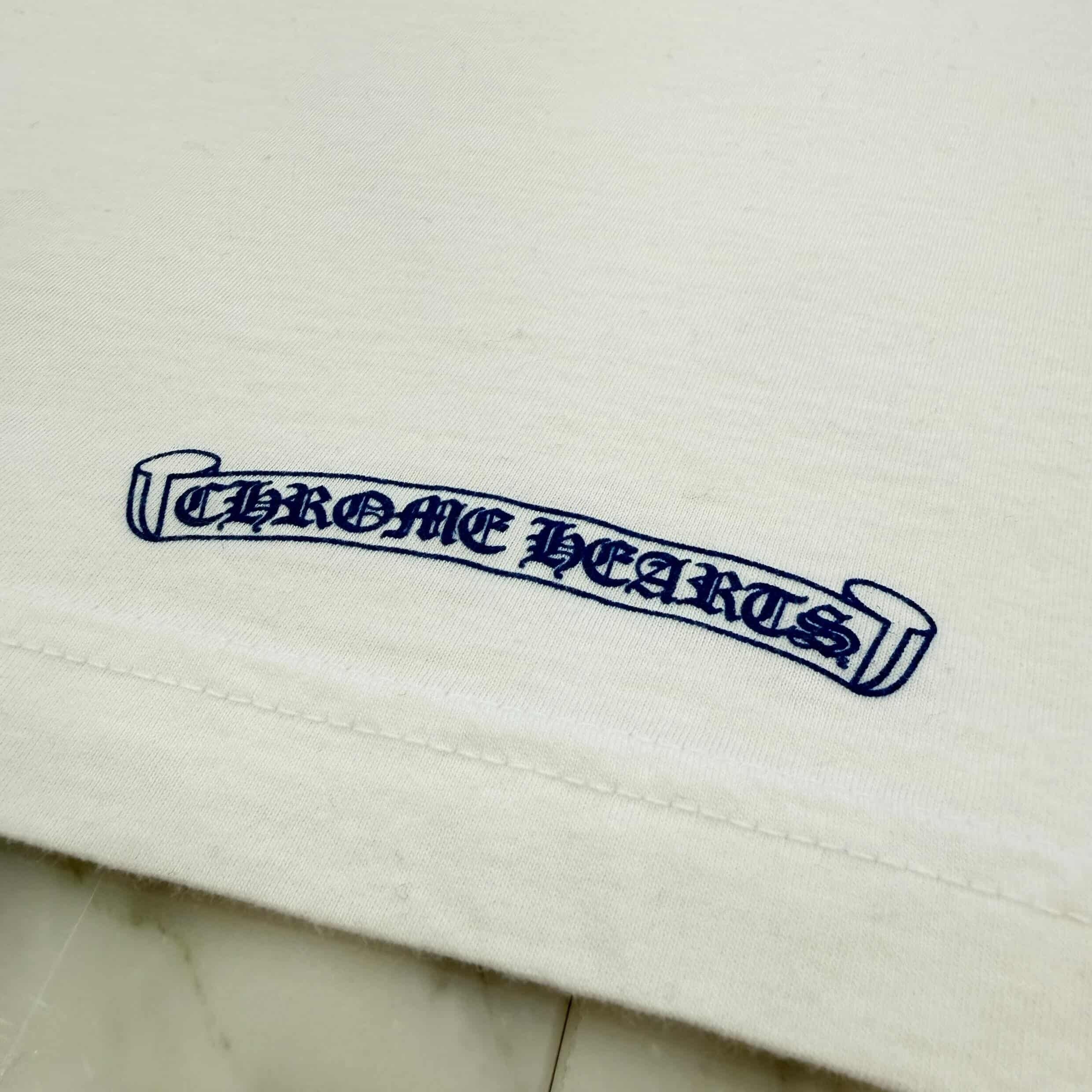 CHROME HEARTS Old English Neck Logo Long Sleeve Tee Size M クロムハーツ オールドイングリッシュ ネックロゴ ネオンブルー ロングスリーブ Tシャツ 長袖カットソー ロンT 胸ポケット 袖ロゴ ホワイト×ブルー サイズM