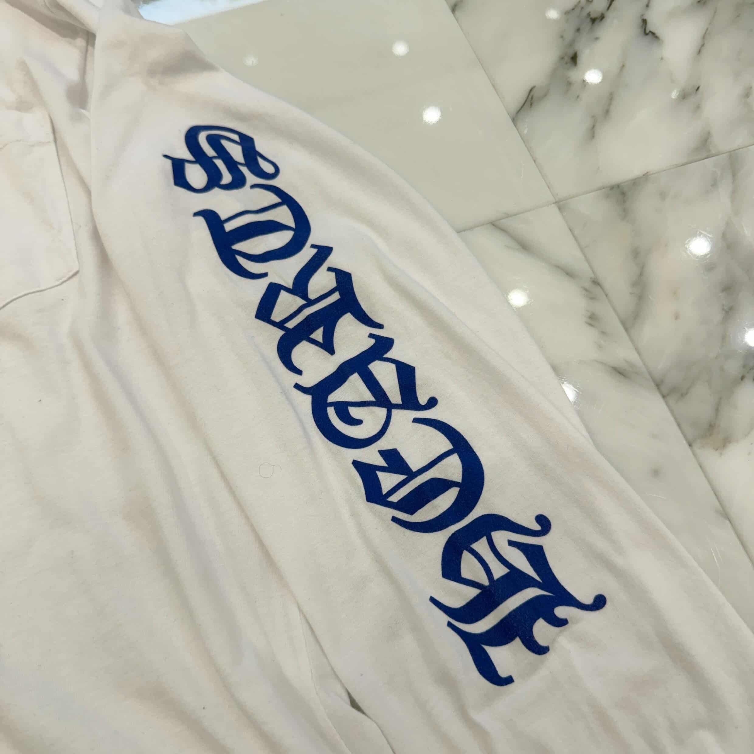CHROME HEARTS Old English Neck Logo Long Sleeve Tee Size M クロムハーツ オールドイングリッシュ ネックロゴ ネオンブルー ロングスリーブ Tシャツ 長袖カットソー ロンT 胸ポケット 袖ロゴ ホワイト×ブルー サイズM