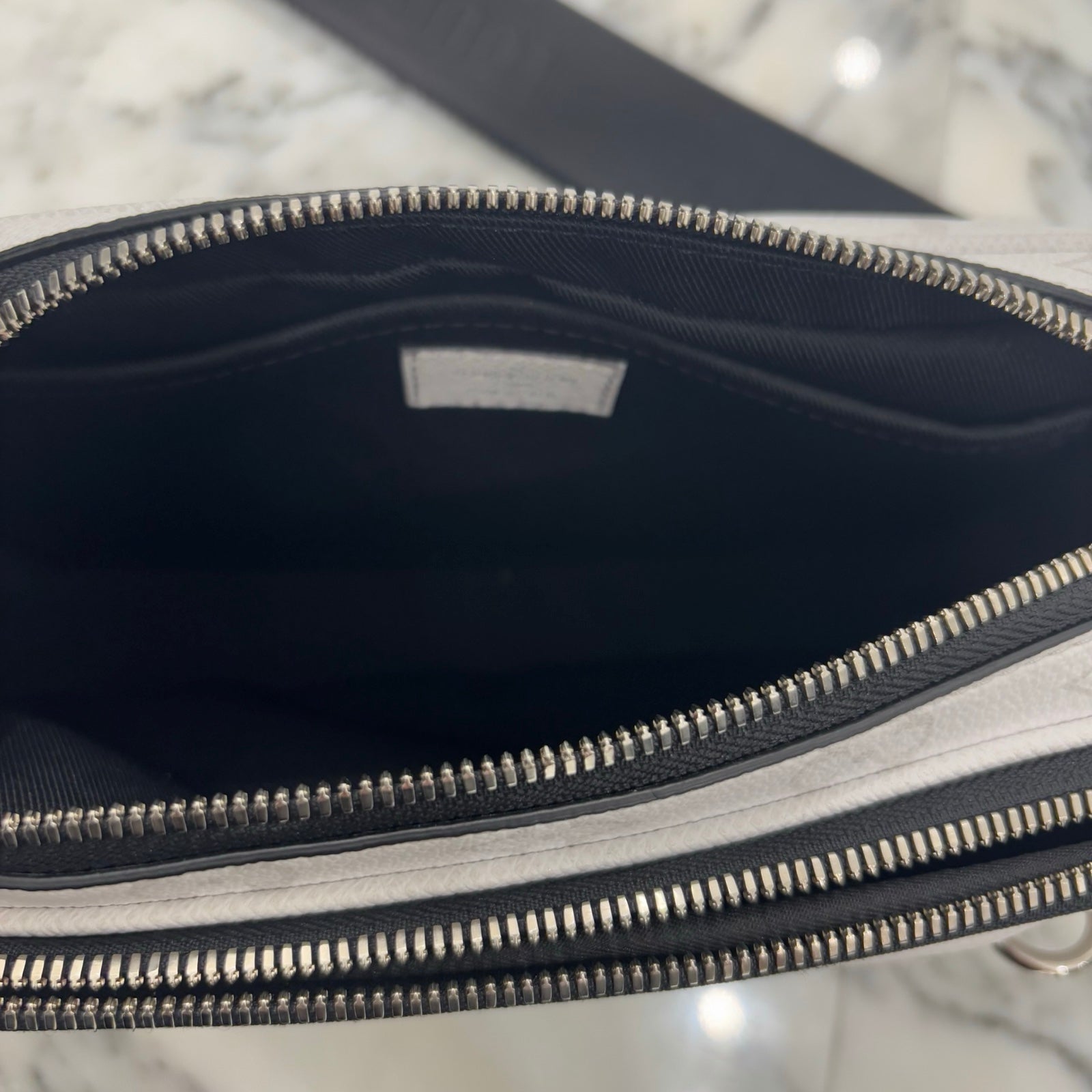 LOUIS VUITTON 2024SS Alpha Messenger Bron Taigarama Shoulder Bag M31069 ルイヴィトン アルファ・メッセンジャー ブロン タイガラマ ショルダーバッグ