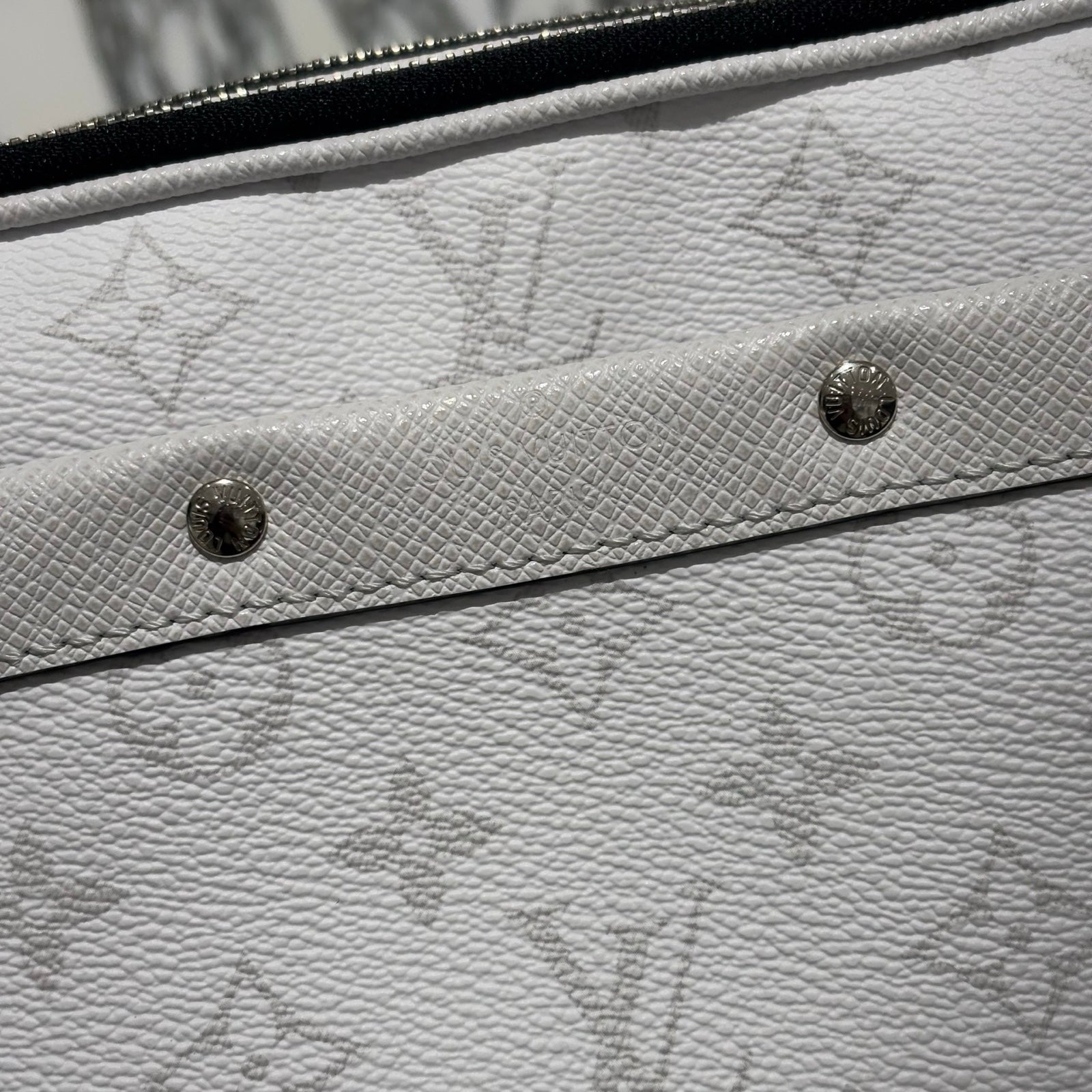 LOUIS VUITTON 2024SS Alpha Messenger Bron Taigarama Shoulder Bag M31069 ルイヴィトン アルファ・メッセンジャー ブロン タイガラマ ショルダーバッグ