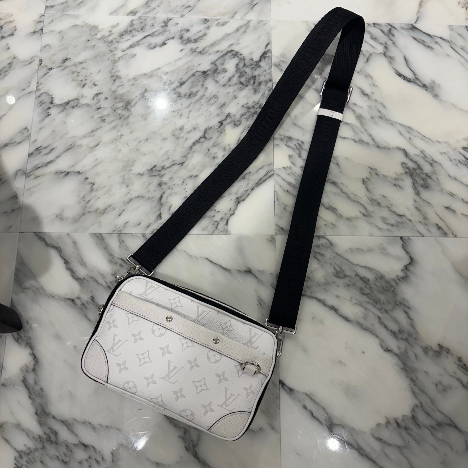 LOUIS VUITTON 2024SS Alpha Messenger Bron Taigarama Shoulder Bag M31069 ルイヴィトン アルファ・メッセンジャー ブロン タイガラマ ショルダーバッグ