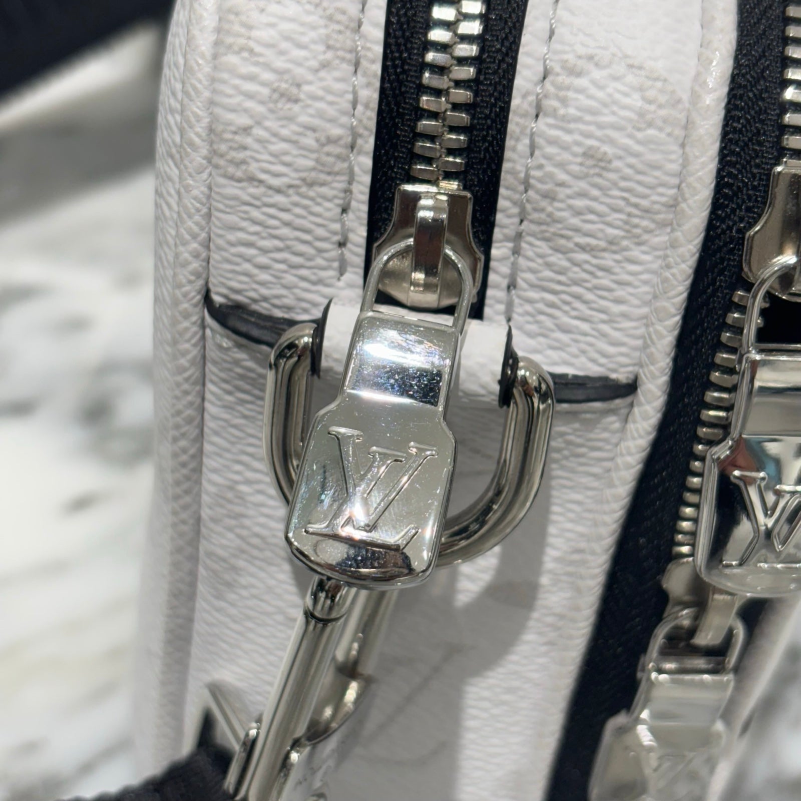 LOUIS VUITTON 2024SS Alpha Messenger Bron Taigarama Shoulder Bag M31069 ルイヴィトン アルファ・メッセンジャー ブロン タイガラマ ショルダーバッグ