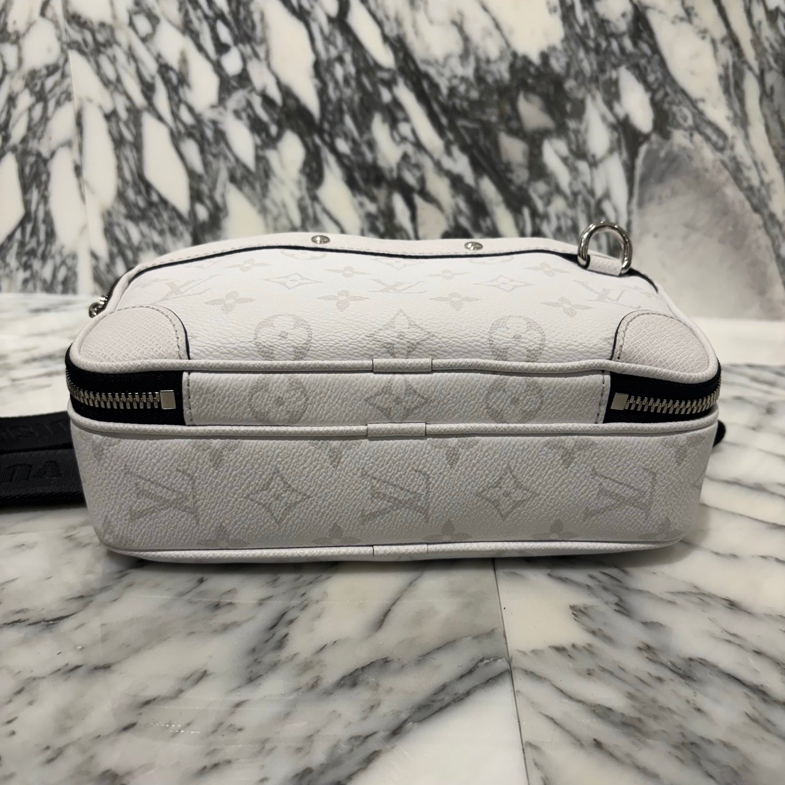 LOUIS VUITTON ショルダーバッグ アルファメッセンジャー ブロン 白