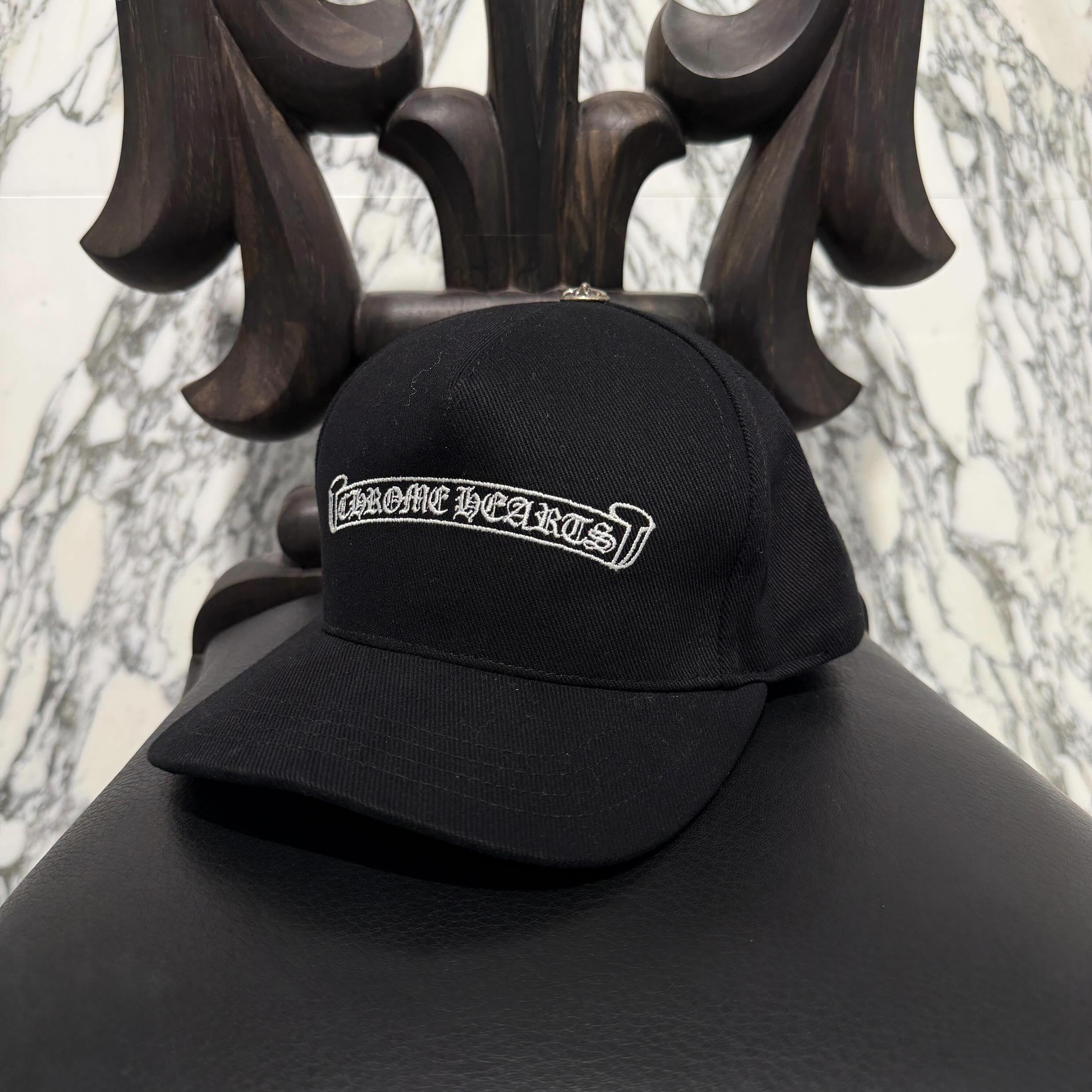 CHROME HEARTS Scroll Label Logo Embroidery Cap Size ONE SIZE (53-60) クロムハーツ スクロールラベルロゴ 刺繍 キャップ サイズONE SIZE (53-60)