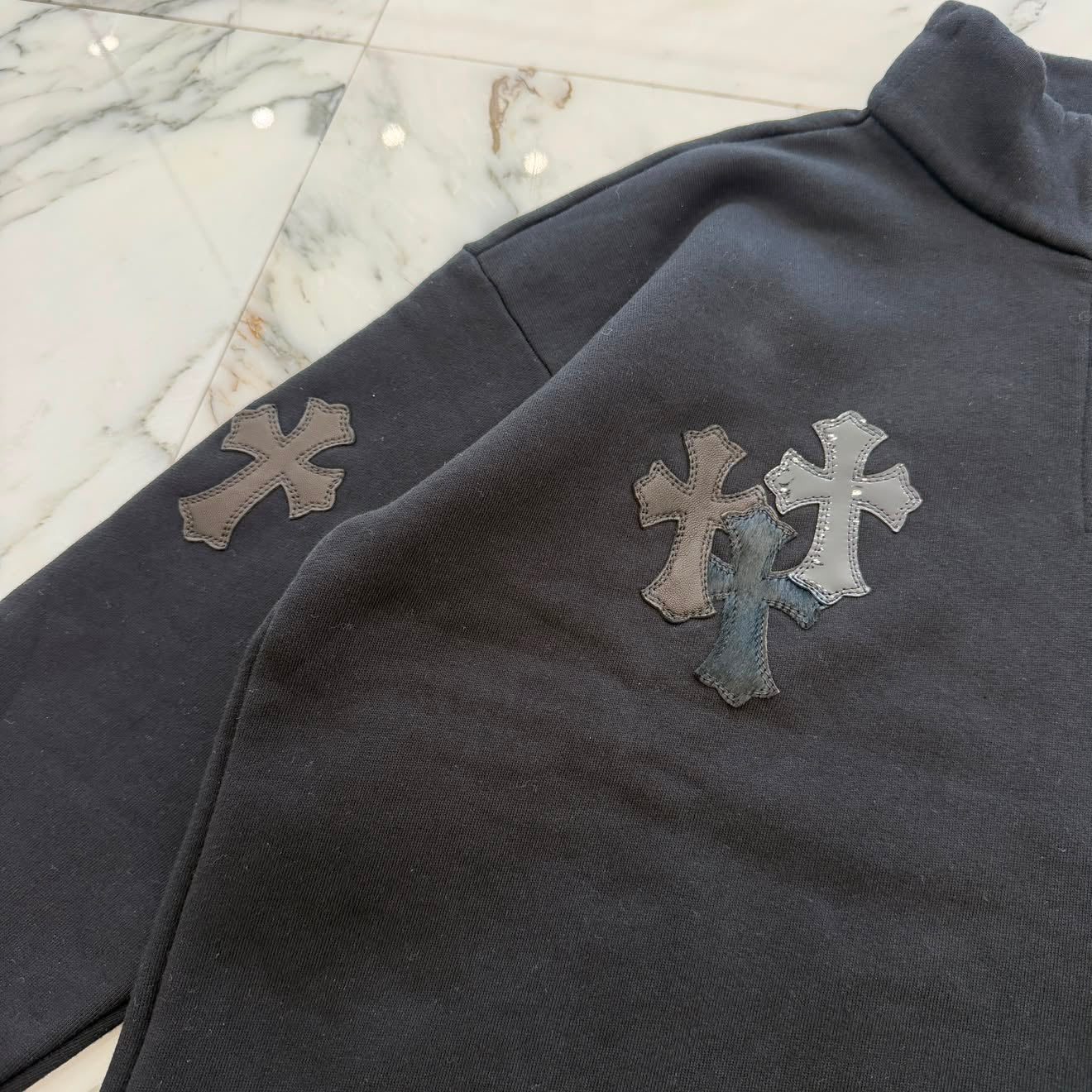 CHROME HEARTS Y NOT Multi Leather Cross Patch Half Zip Sweatshirt Size S クロムハーツ ワイノット マルチレザークロスパッチ ハーフジップ スウェットシャツ サイズS