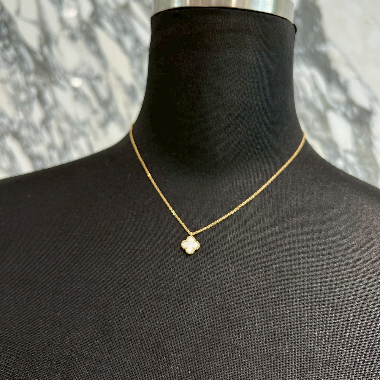 Van Cleef & Arpels Sweet Alhambra Mother Of Pearl Neckless ヴァン