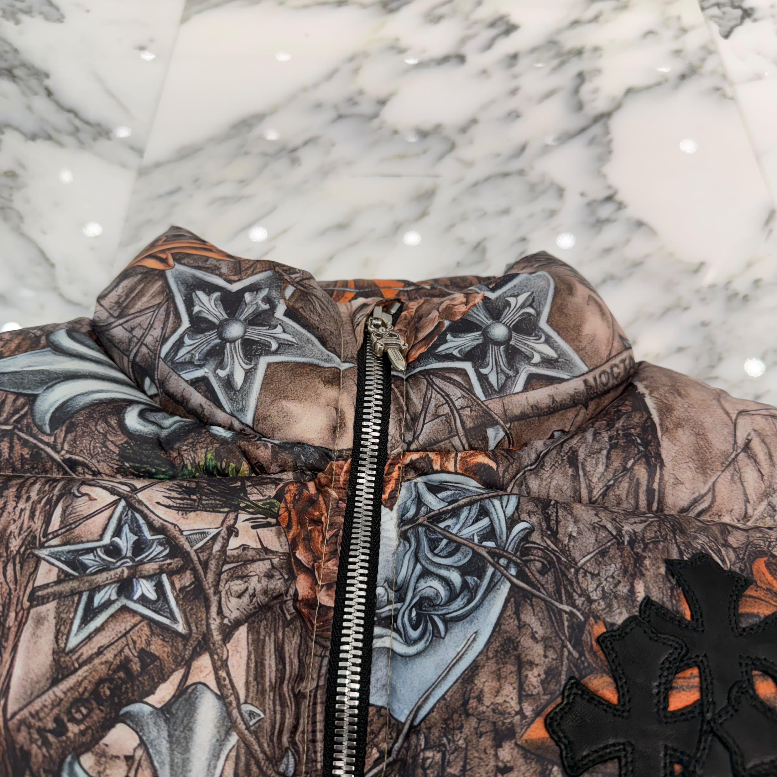 CHROME HEARTS × NIKE × Drake NOCTA 2026SS 3 Cemetery Cross Leather Patch Camo Down Jacket Size L クロムハーツ×ナイキ×ドレイク ノクタ 3 セメタリークロス レザーパッチ カモ ダウンジャケット サイズL