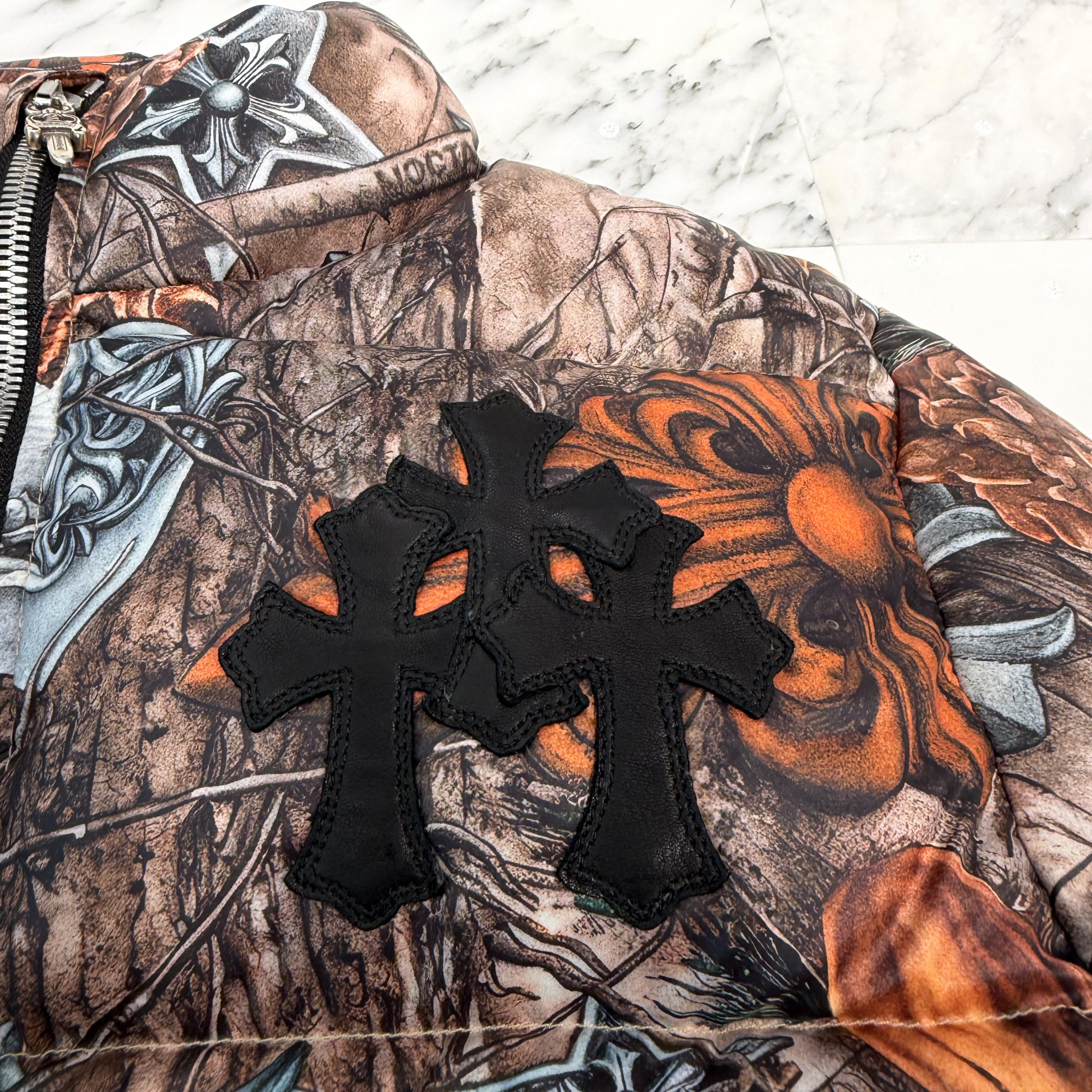 CHROME HEARTS × NIKE × Drake NOCTA 2026SS 3 Cemetery Cross Leather Patch Camo Down Jacket Size L クロムハーツ×ナイキ×ドレイク ノクタ 3 セメタリークロス レザーパッチ カモ ダウンジャケット サイズL