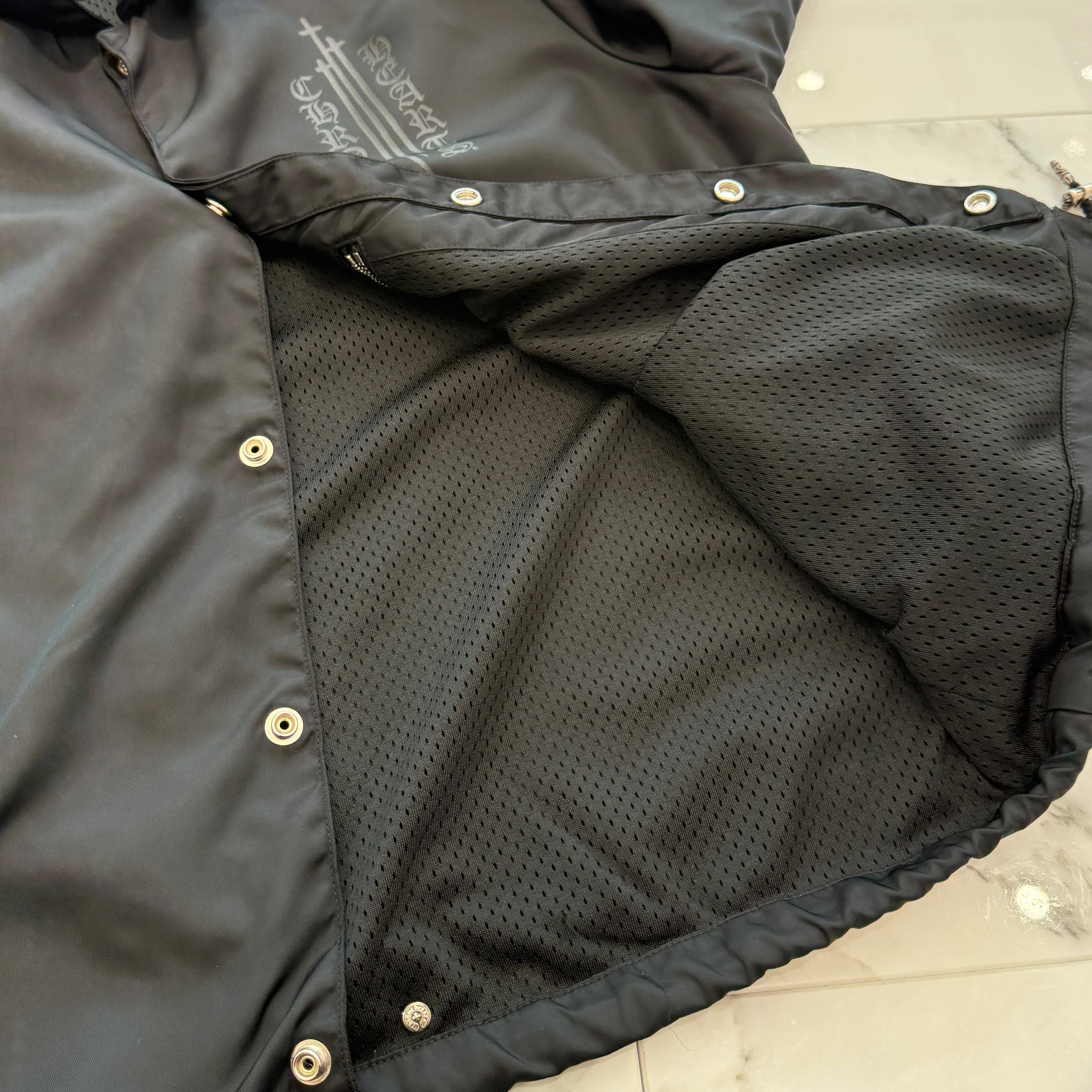 CHROME HEARTS Lucky Leather Patch RIGGINS FBRC English Print Nylon Coach Jacket Size L クロムハーツ ラッキーレザーパッチ リギンズ ファブリック イングリッシュ プリント ナイロンコーチジャケット サイズL