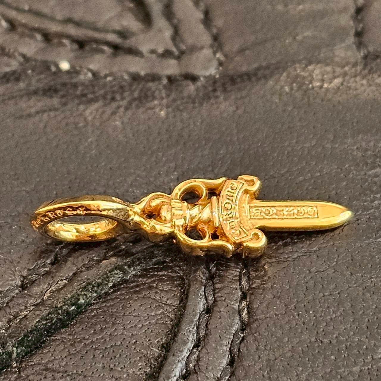 アクセサリー Chrome Hearts 22k STACK DAGGER A V2 Chrome Hearts 22K #A Stack Charm Dagger V2 