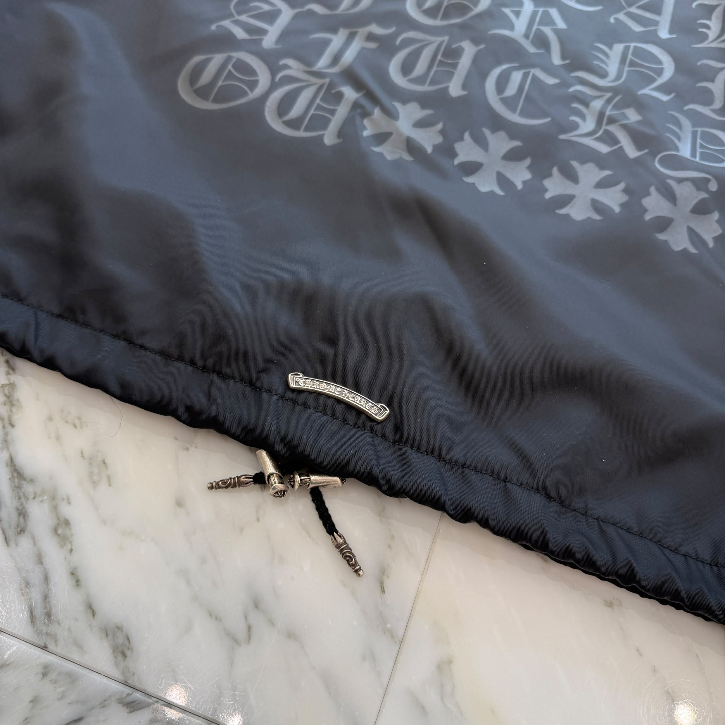 CHROME HEARTS Lucky Leather Patch RIGGINS FBRC English Print Nylon Coach Jacket Size L クロムハーツ ラッキーレザーパッチ リギンズ ファブリック イングリッシュ プリント ナイロンコーチジャケット サイズL