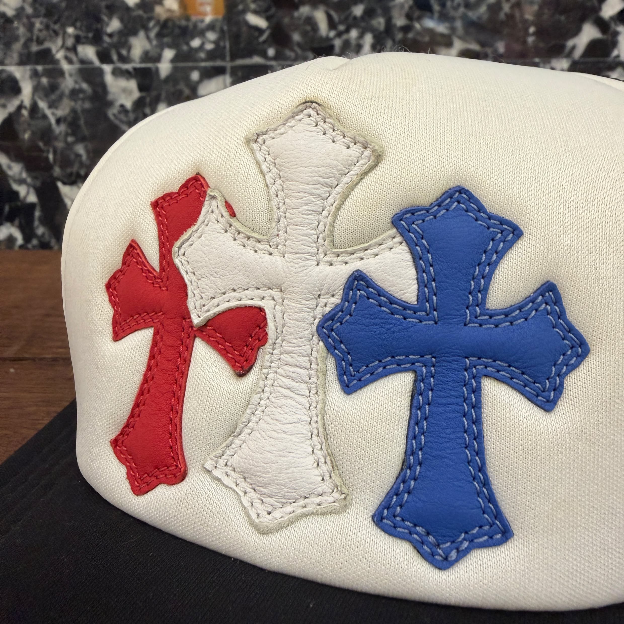 CHROME HEARTS Tricolor Triple Cross Patch Trucker Cap ONE SIZE (51-61) クロムハーツ トリコロール トリプルクロスパッチ トラッカーキャップ ONE SIZE (51-61)