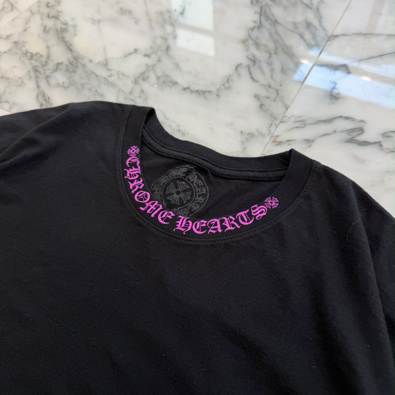 CHROME HEARTS Old English Purple Neck Logo Short Sleeve Tee Size XL クロムハーツ オールドイングリッシュ パープルネックロゴ ショートスリーブ Tシャツ サイズXL