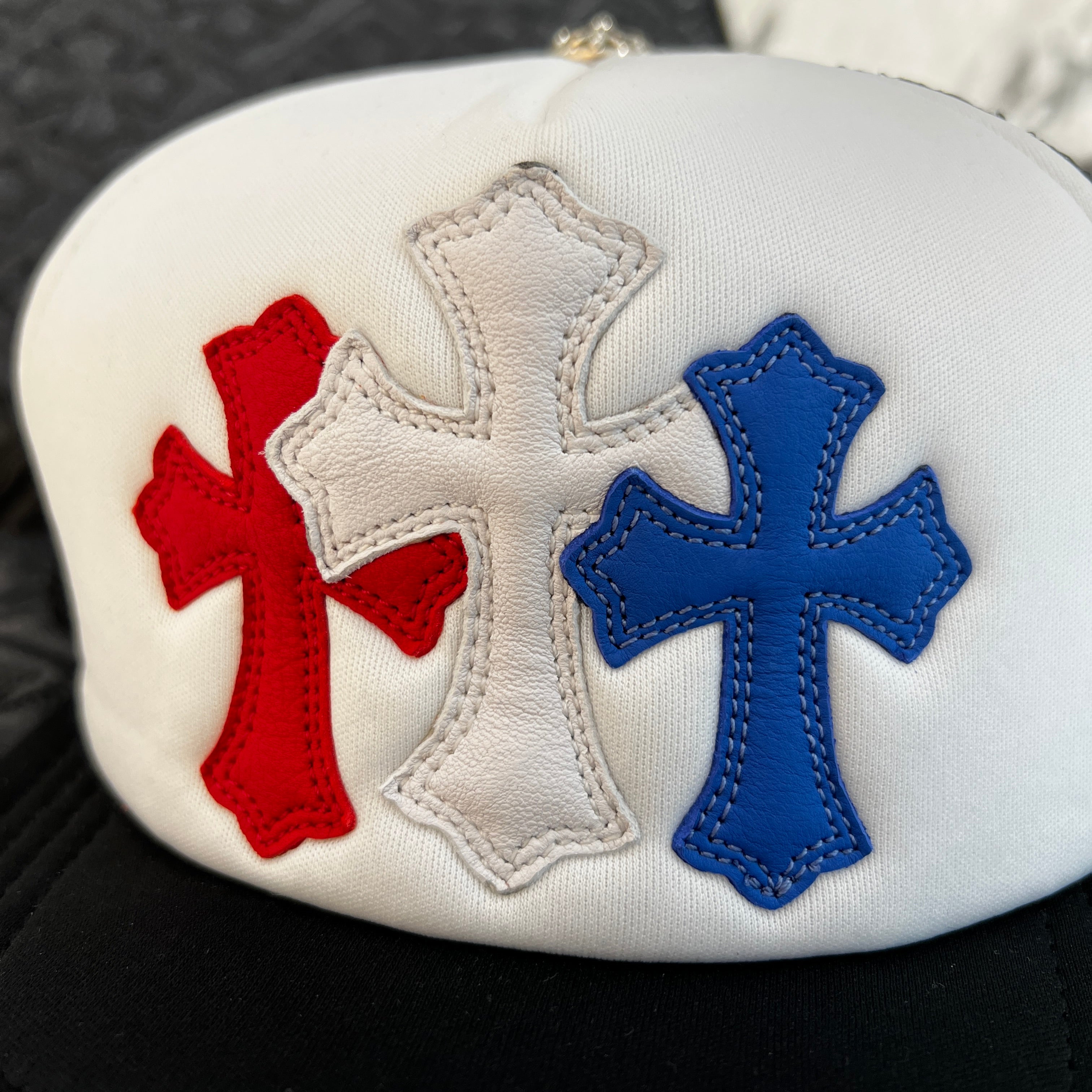 CHROME HEARTS Tricolor Triple Cross Patch Trucker Cap ONE