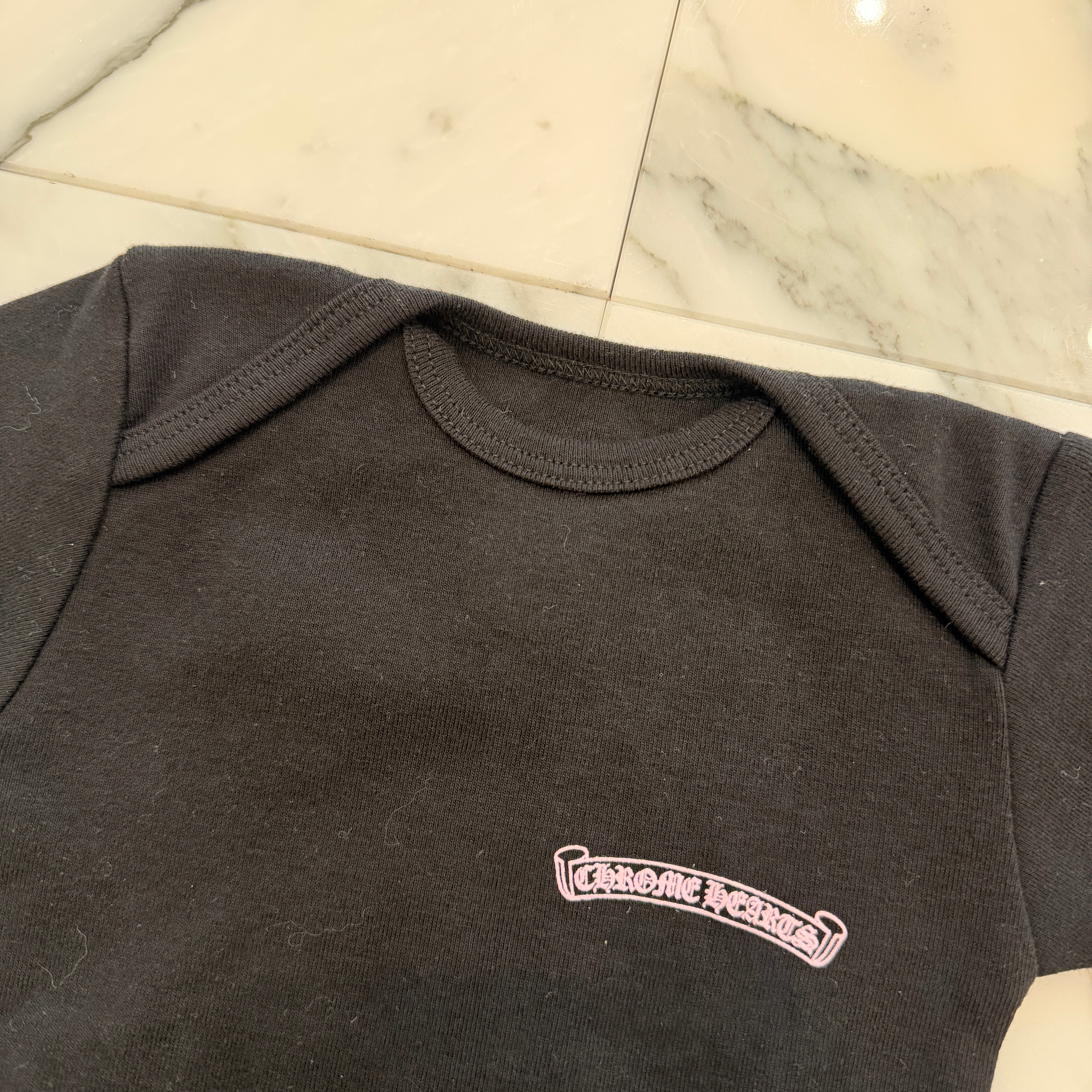 CHROME HEARTS Pink Back Scroll Short Sleeve Rompers Size 12months クロムハーツ ピンクバックスクロール半袖ロンパース サイズ12months