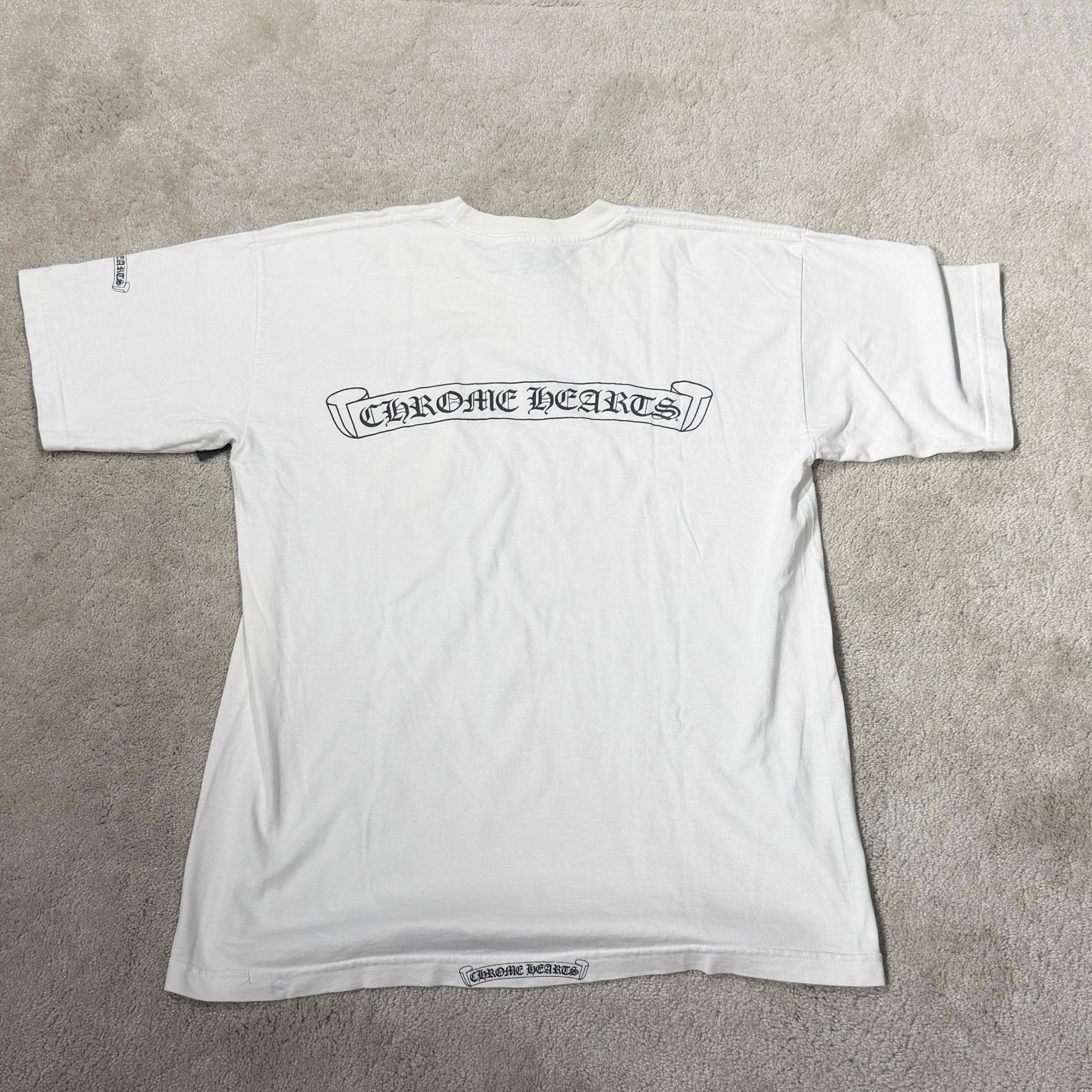CHROME HEARTS Back Scroll Vine Dagger Neck Logo Tee Size L クロムハーツ バックスクロール ヴァインダガー ネックロゴ Tシャツ サイズL