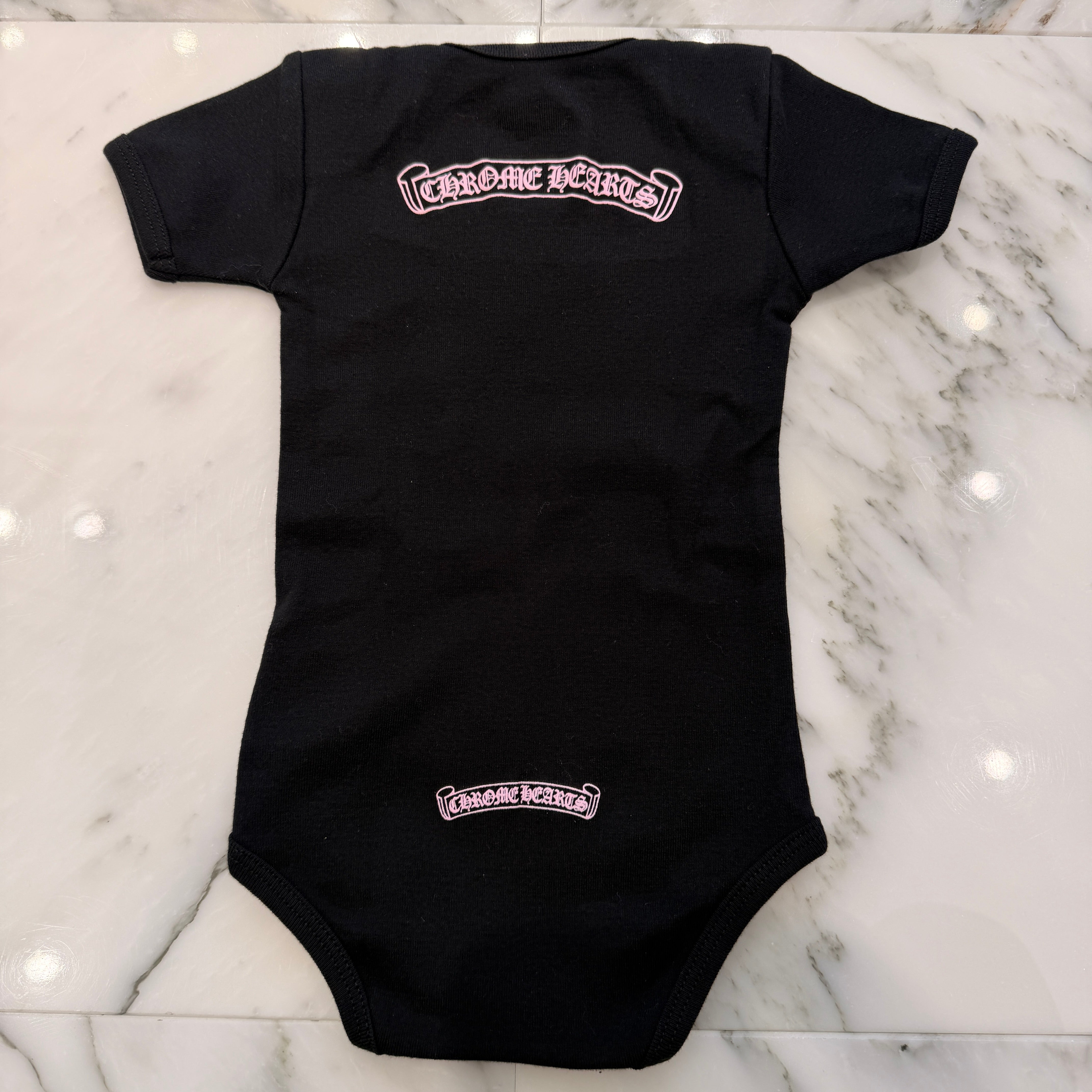 CHROME HEARTS Pink Back Scroll Short Sleeve Rompers Size 12months クロムハーツ ピンクバックスクロール半袖ロンパース サイズ12months
