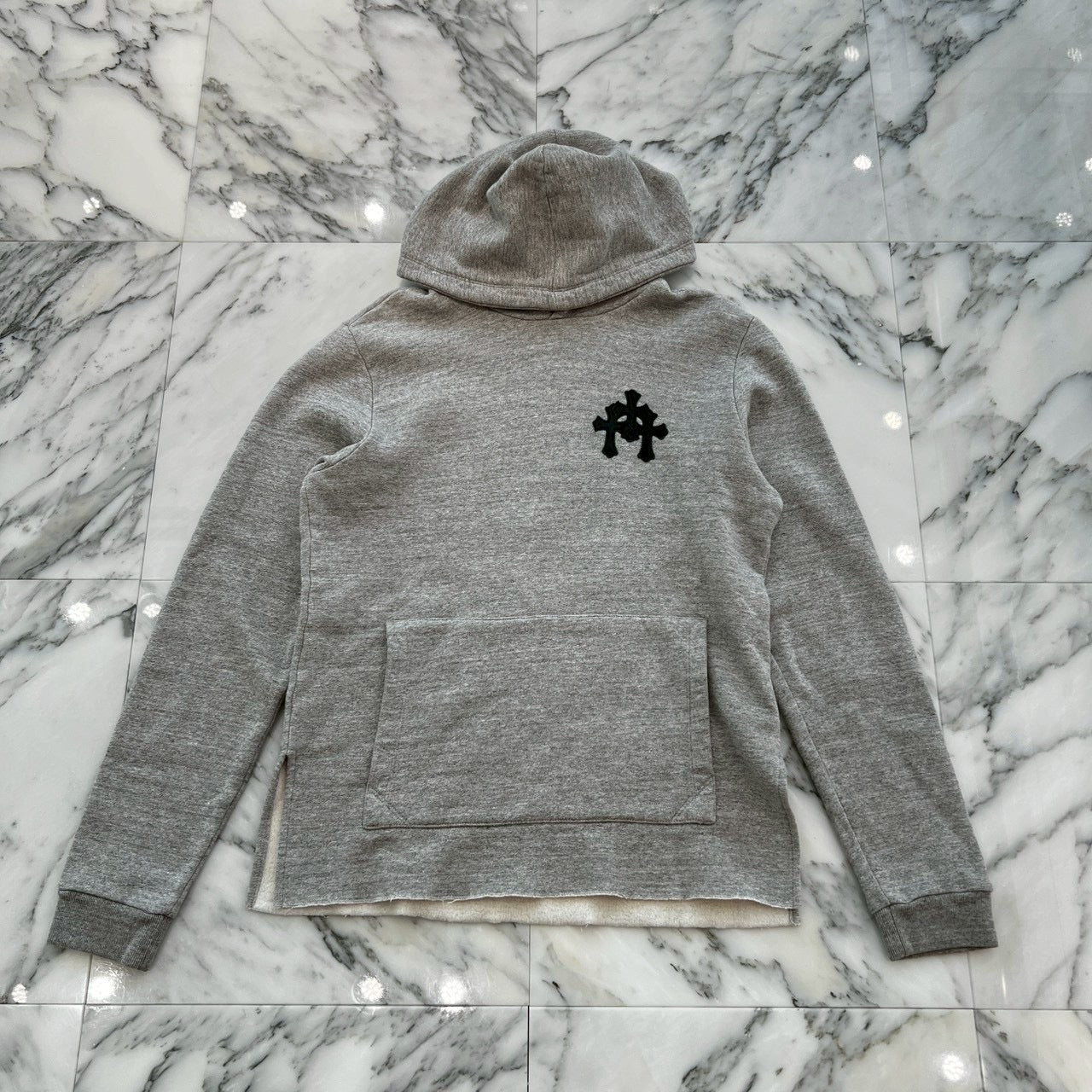 クロムハーツ ワイノット セメタリークロス CHROME HEARTS Y NOT Cemetery Cross Leather Patch Sweatshirt