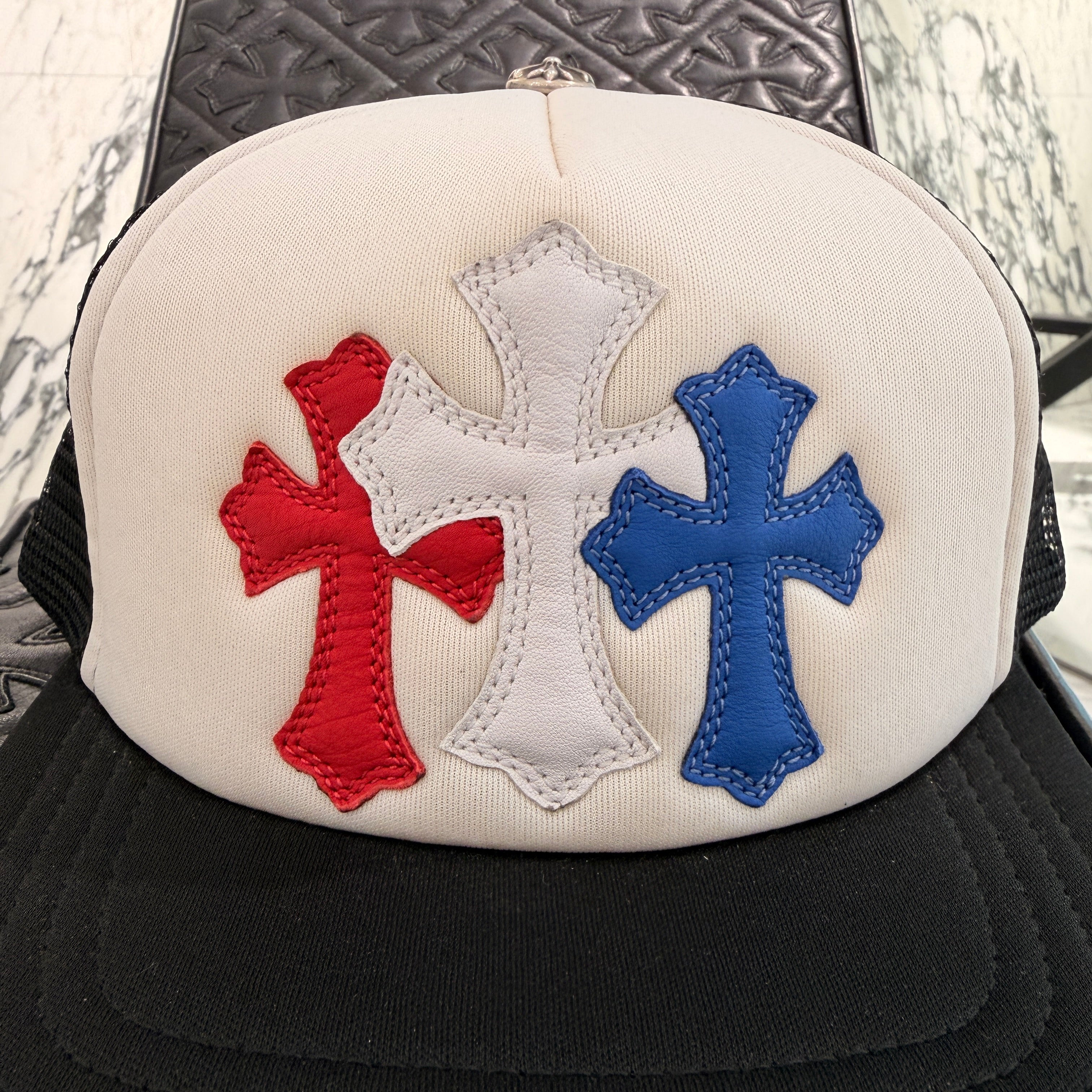 CHROME HEARTS Tricolor Triple Cross Patch Trucker Cap ONE SIZE (51-61) クロムハーツ トリコロール トリプルクロスパッチ トラッカーキャップ ONE SIZE (51-61)