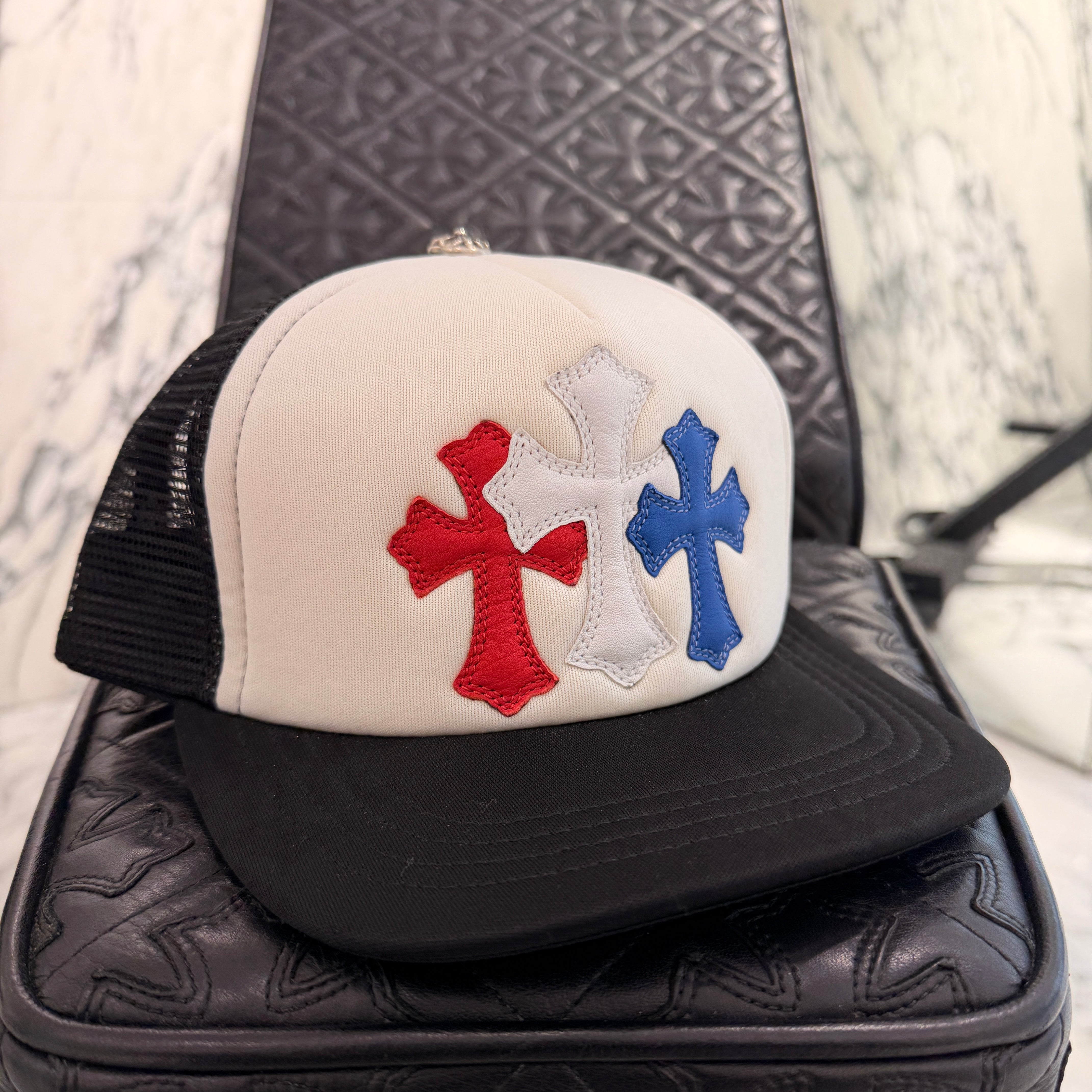 CHROME HEARTS Tricolor Triple Cross Patch Trucker Cap ONE SIZE (51-61) クロムハーツ トリコロール トリプルクロスパッチ トラッカーキャップ ONE SIZE (51-61)