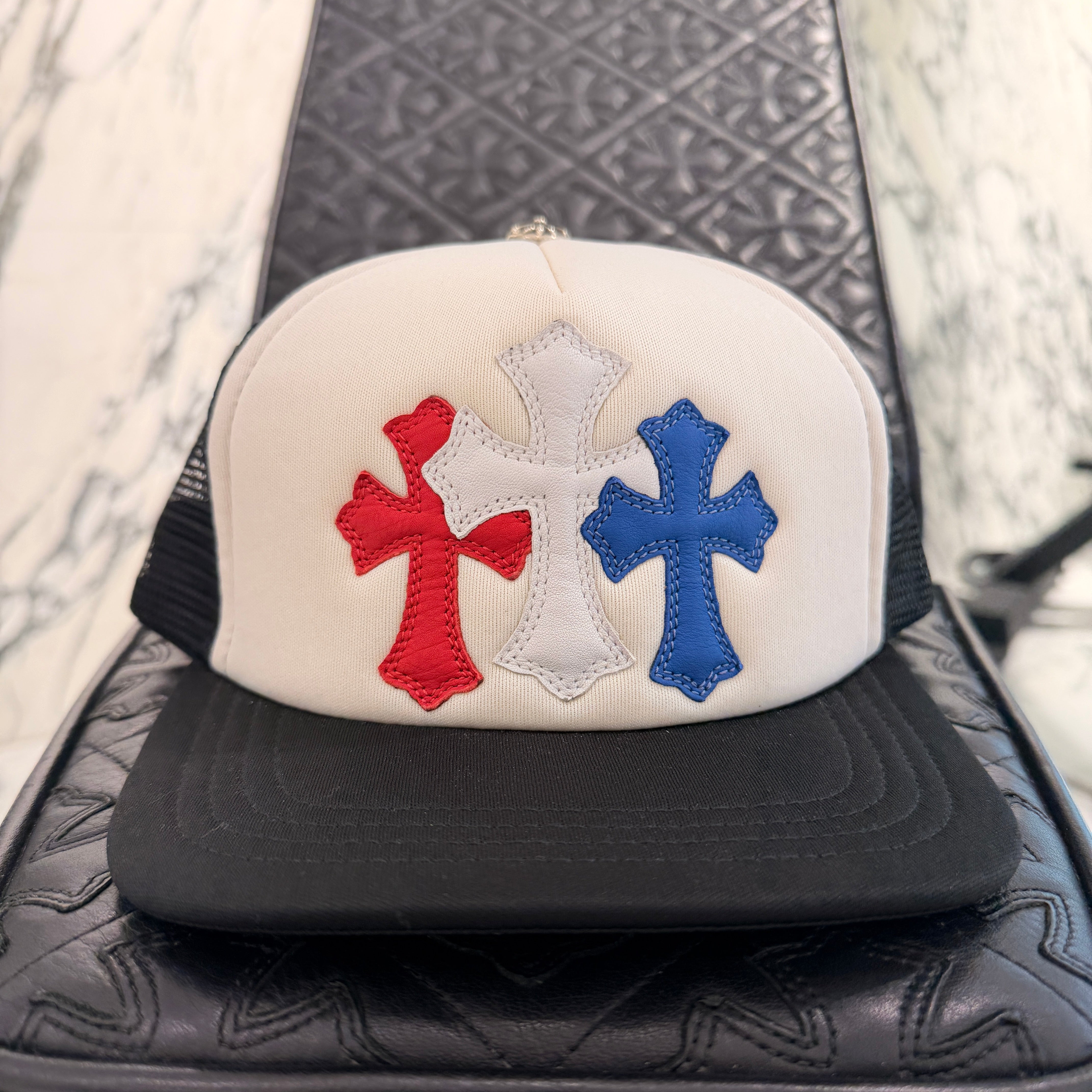CHROME HEARTS Tricolor Triple Cross Patch Trucker Cap ONE SIZE (51-61) クロムハーツ トリコロール トリプルクロスパッチ トラッカーキャップ ONE SIZE (51-61)