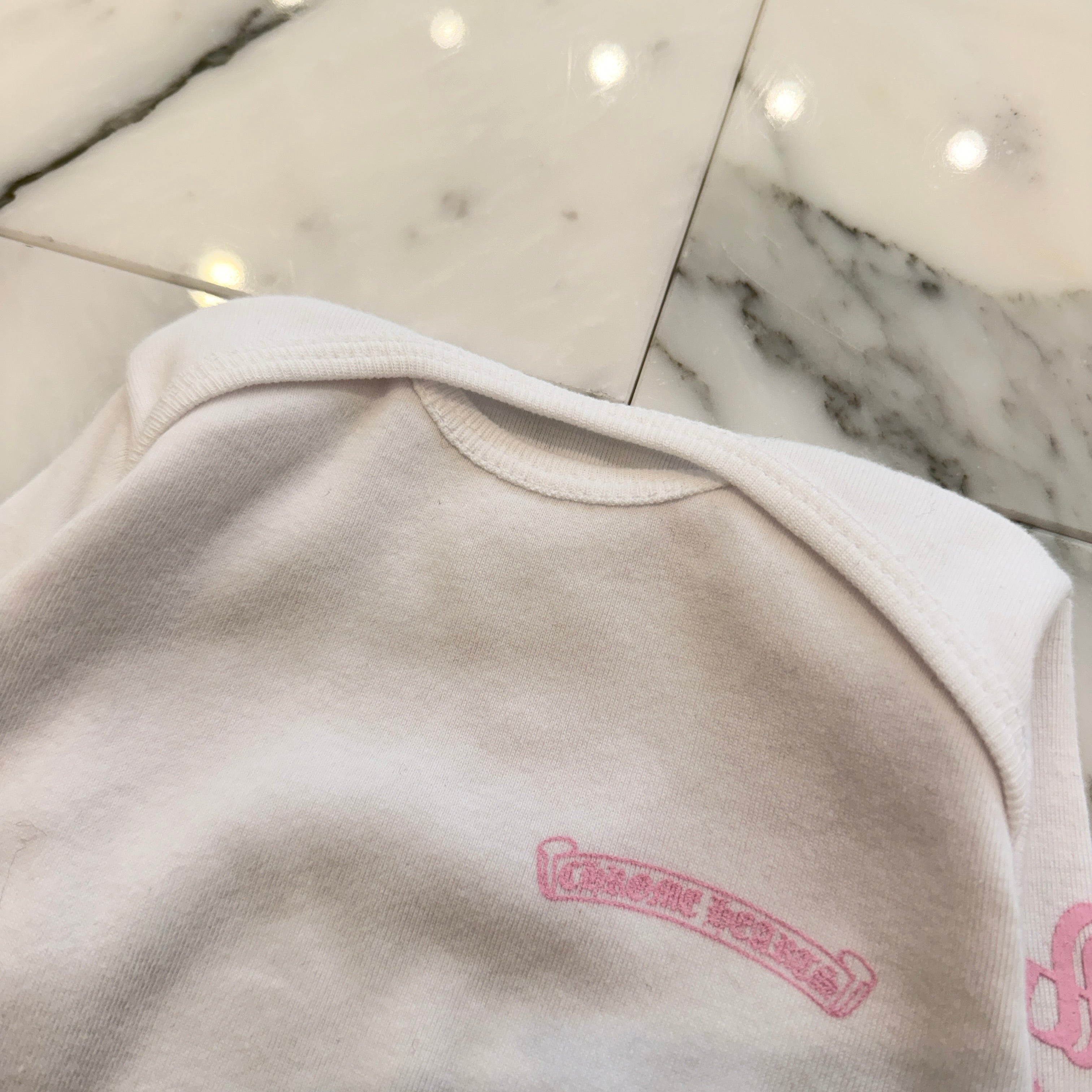 CHROME HEARTS Pink Back Scroll Label Logo Long Sleeve Size 12months クロムハーツ ピンクバックスクロールラベルロゴ 長袖ロンパース サイズ12months