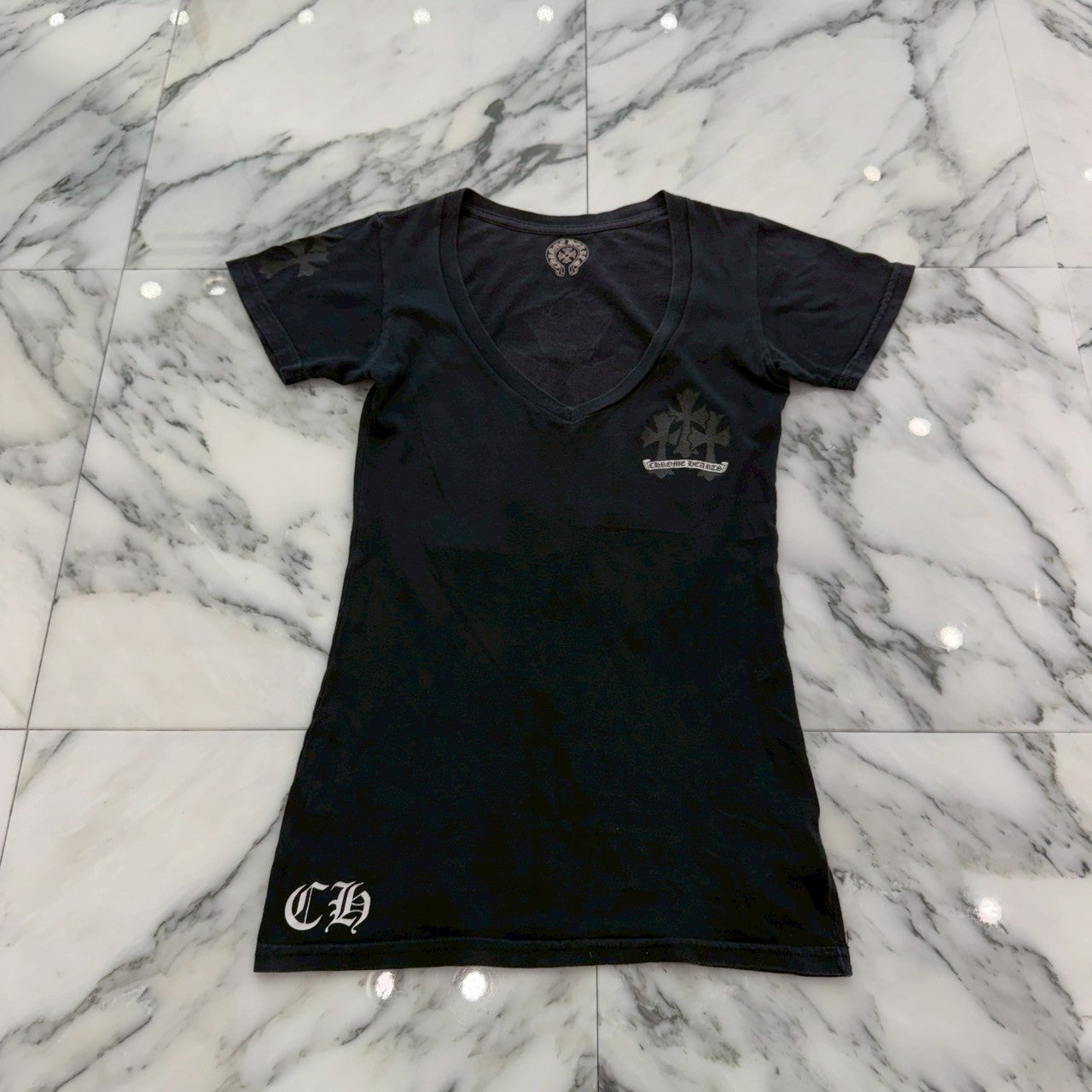 CHROME HEARTS CH Plus Pattern Triple Cross Print V Neck Tee Size XS クロムハ―ツ CHプラス柄 トリプルクロスプリント Vネック Tシャツ サイズXS