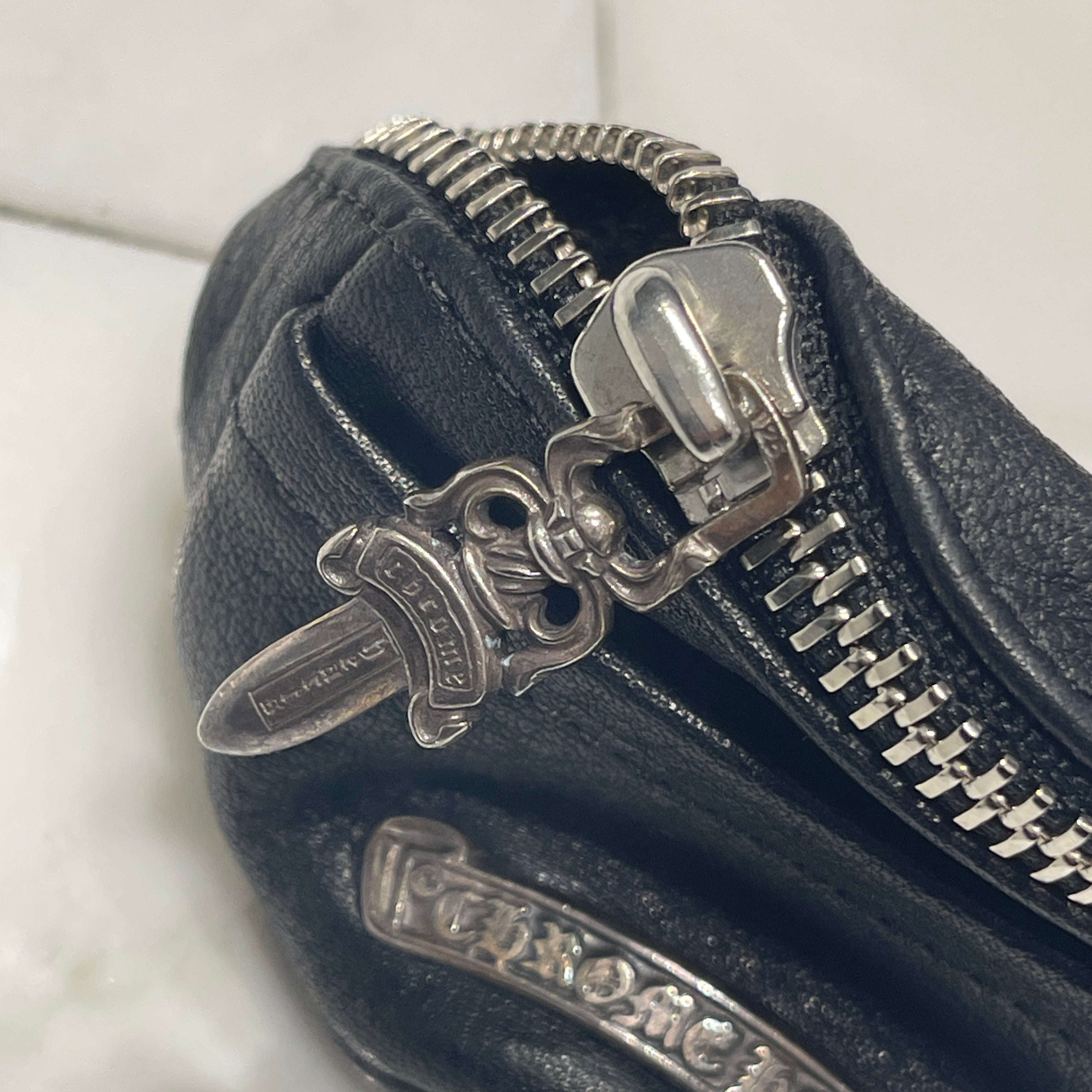 CHROME HEARTS SNAT PACK Scroll Logo Leather Pods Case クロムハーツ スナットパック スクロールロゴ レザー ポッズケース