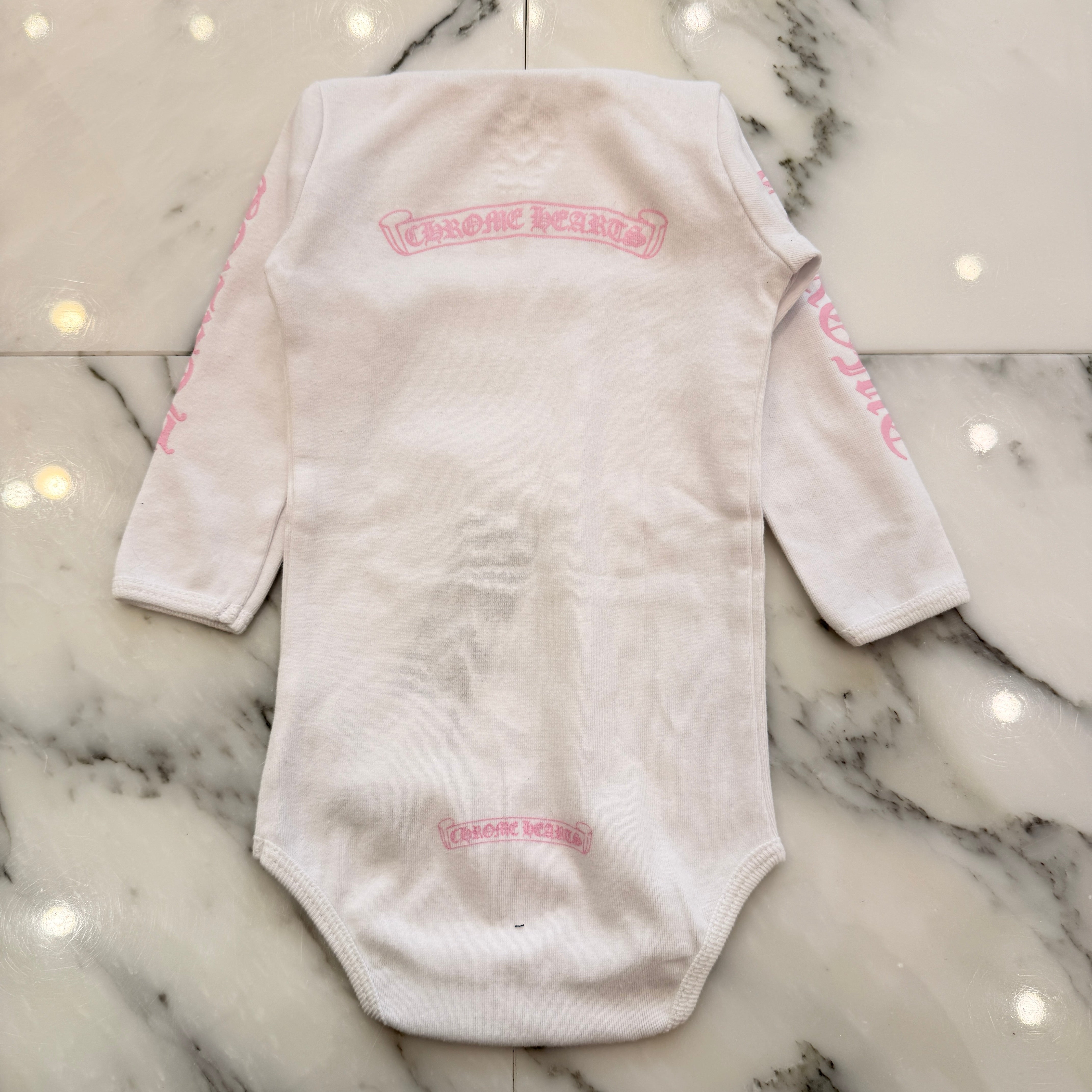 CHROME HEARTS Pink Back Scroll Label Logo Long Sleeve Size 12months クロムハーツ ピンクバックスクロールラベルロゴ 長袖ロンパース サイズ12months
