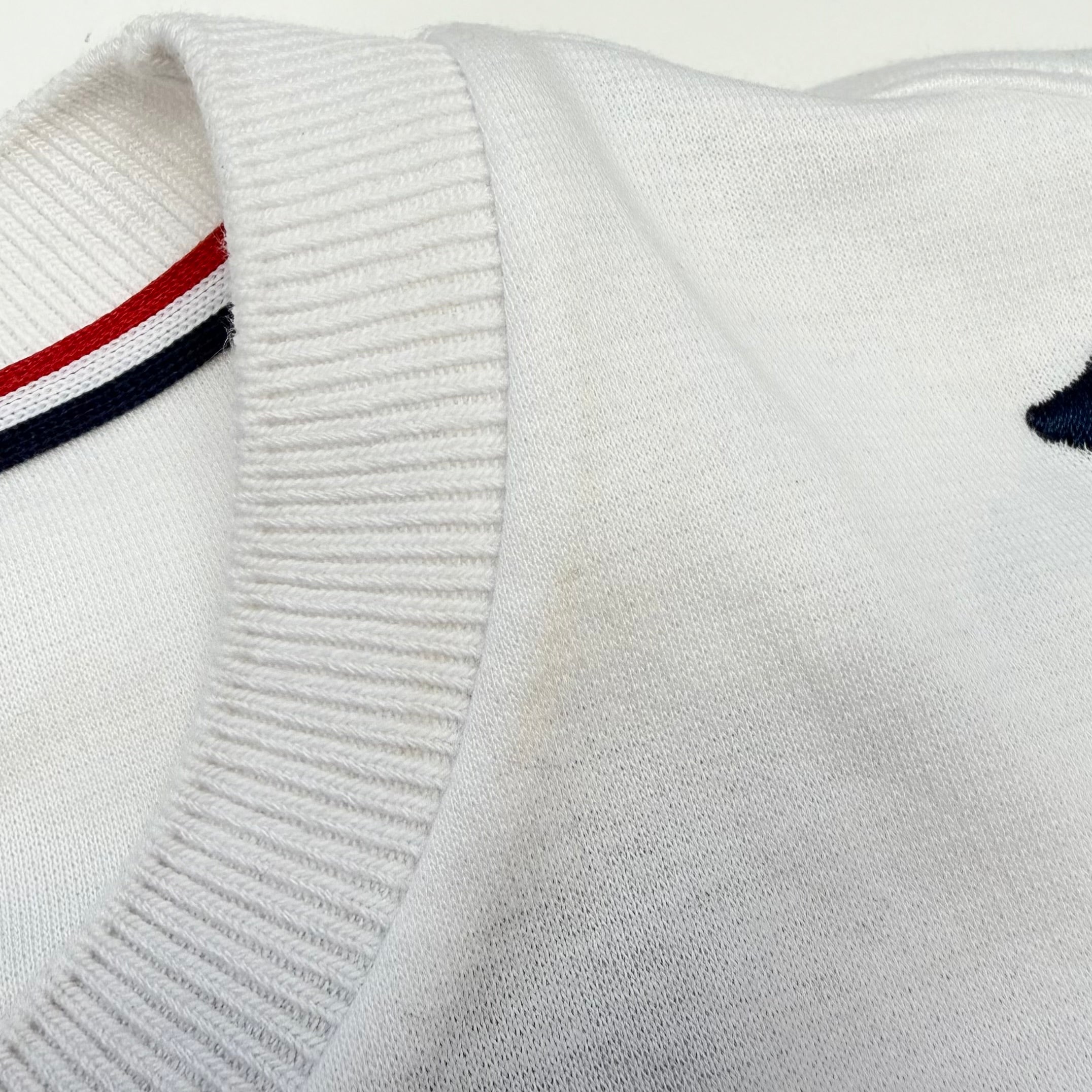 THOM BROWNE 2025SS Hector Dog Logo Embroidery Short Sleeve Tee FJS206E-J0055-100 Size 40 トムブラウン ヘクター・ドッグ ロゴ刺繡 ショートスリーブTシャツ サイズ40