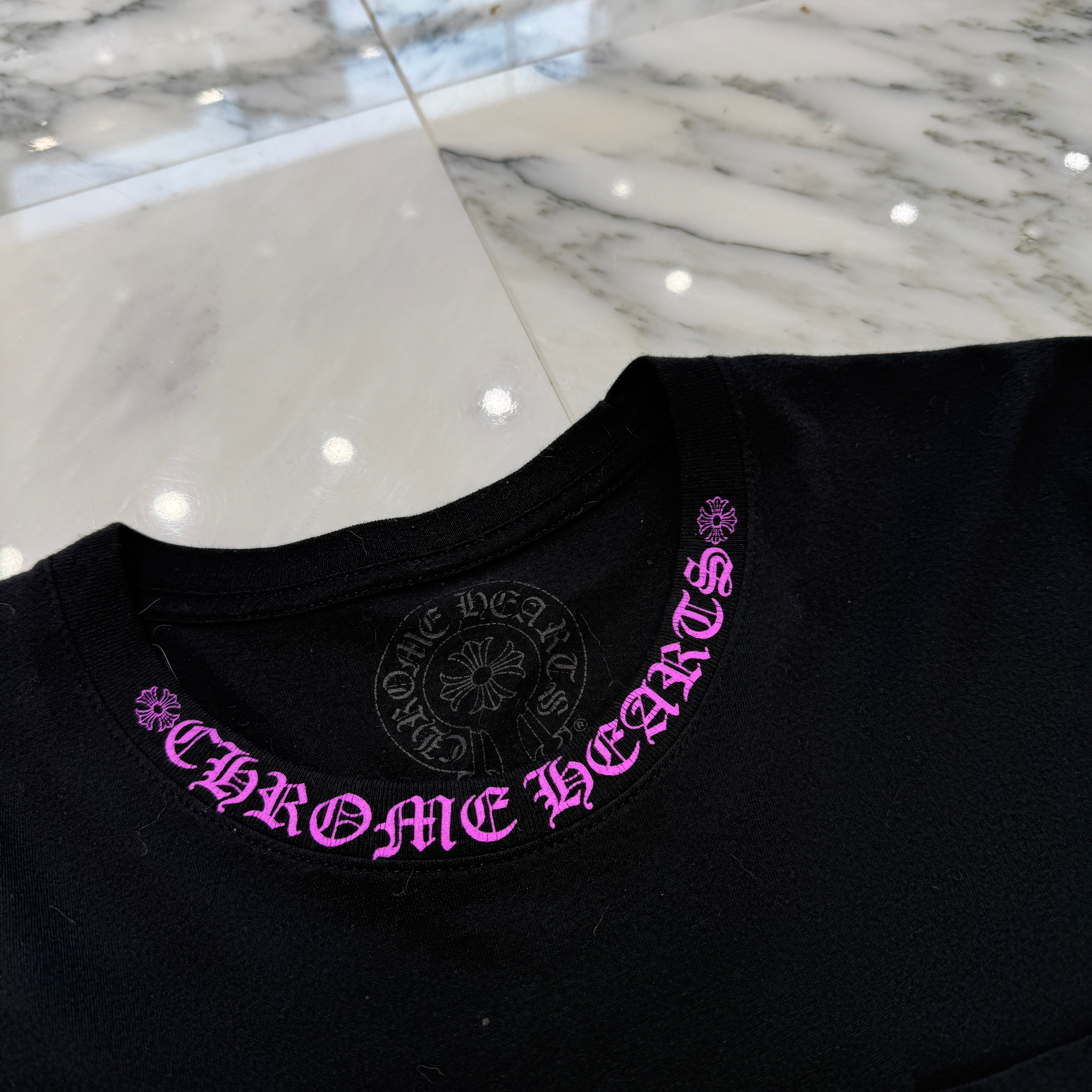 CHROME HEARTS オールドイングリッシュ ネックロゴ ロンT 黒紫 CHROME HEARTS オールドイングリッシュ ネックロゴ ロンT 黒紫