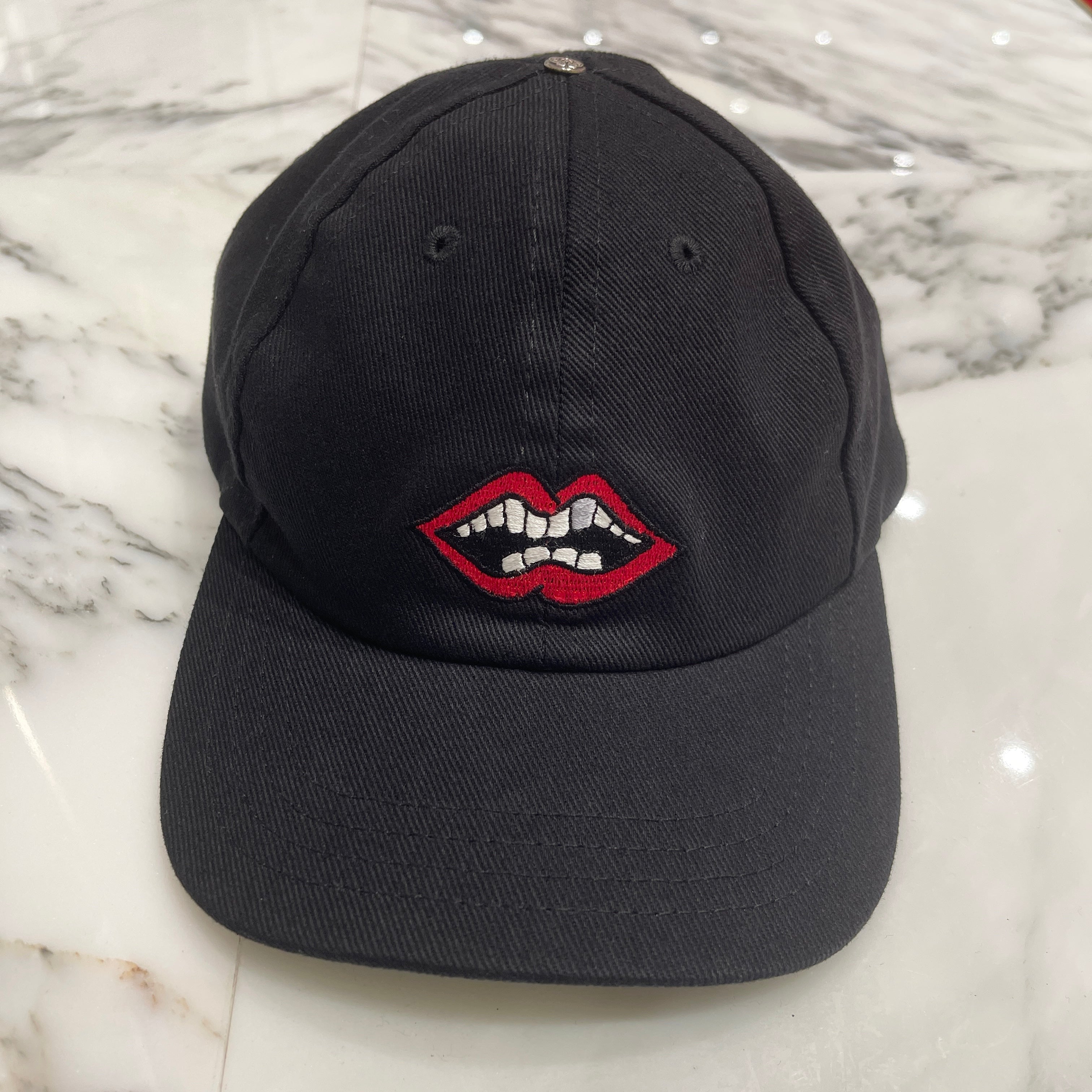 CHROME HEARTS × MATTY BOY Chomper Patch Leather Belt Trucker Cap Size ONE SIZE（53-60） クロムハーツ × マッティボーイ チョンパー パッチ レザーベルト トラッカーキャップ ONE SIZE（53-60）